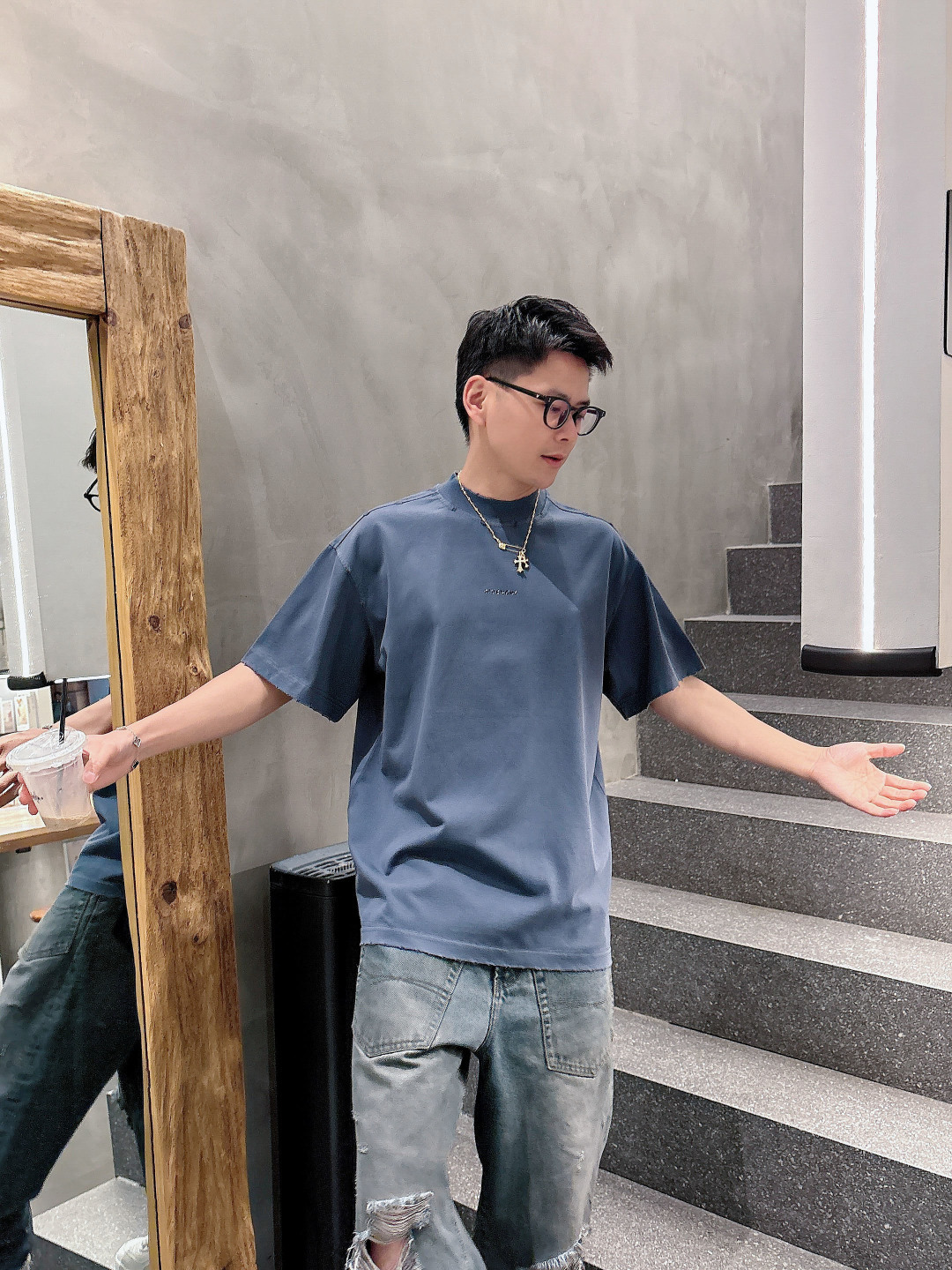 NO:412499,Givenchy 2025 new process washing, water cutting, broken and broken spring and summer new styles, the latest short-sleeved round-neck T-shirt in the first counter, the same as the official website, high-end customization, avant-garde and fashionable design!  Brand logo heavy craftsmanship design, high-end pure cotton fabric, soft feel, comfortable to wear, exquisite counter-level car line, fine workmanship, invincible and handsome upper body effect!  A must-have item for handsome men!  Color black beige, green, Paris gray. The code number M-3XL is a little larger. Exclusively available, given, T-shirt,tees, t-shirt,alexander wang19860909纪梵希2025新工艺洗水割烂磨破春夏新款首发专柜最新款短袖圆领T恤 官网同款 高端订制 设计前卫时尚！品牌logo重工艺设计 高端定纯棉面料.手感柔软.穿着舒适.专柜级别精致车线.做工精细.上身效果无敌帅气！型男必备单品！ 颜色黑色 米色,绿色,巴黎灰 码数M-3XL码数偏大一点 独家专供,,givenchy,T-shirt,tees，t-shirt,alexander wang,Men's clothing