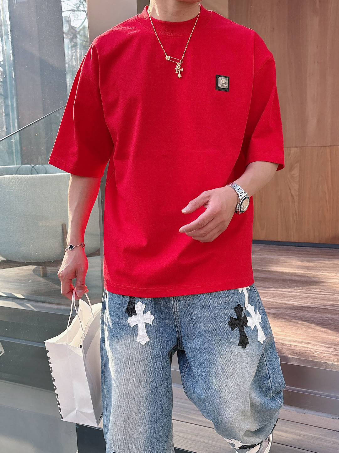 NO:120167,Loro piano 2025 spring and summer new style first-time counter latest short-sleeved round-neck T-shirt, the same style on the official website, high-end customization, avant-garde and fashionable design!  Brand logo heavy craftsmanship design, high-end pure cotton fabric, soft feel, comfortable to wear, exquisite counter-level car line, fine workmanship, invincible and handsome upper body effect!  A must-have item for handsome men!  Color black white gray beige bright red Number of code M-3XL, loro piano, T-shirt,tees, t-shirt,alexander wang19860909Loro piana 2025春夏新款首发专柜最新款短袖圆领T恤 官网同款 高端订制 设计前卫时尚！品牌logo重工艺设计 高端定纯棉面料.手感柔软.穿着舒适.专柜级别精致车线.做工精细.上身效果无敌帅气！型男必备单品！ 颜色黑色 白色 灰色 米色 大红 码数M-3XL,,loro piana,T-shirt,tees，t-shirt,alexander wang,Men's clothing