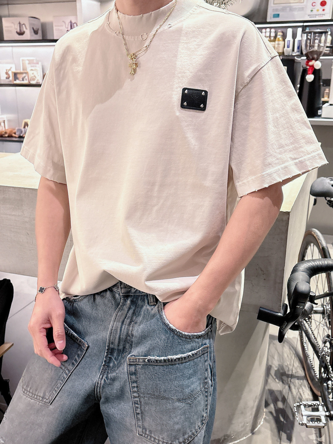 NO:412491,Loro piano 2025 spring and summer new style first-time counter latest short-sleeved round-neck T-shirt, the same style on the official website, high-end customization, avant-garde and fashionable design!  Brand logo heavy craftsmanship design, high-end pure cotton fabric, soft feel, comfortable to wear, exquisite counter-level car line, fine workmanship, invincible and handsome upper body effect!  A must-have item for handsome men!  Color black white gray beige bright red Number of code M-3XL exclusively available, loro piano, T-shirt,tees, t-shirt,alexander wang19860909Loro piana 2025春夏新款首发专柜最新款短袖圆领T恤 官网同款 高端订制 设计前卫时尚！品牌logo重工艺设计 高端定纯棉面料.手感柔软.穿着舒适.专柜级别精致车线.做工精细.上身效果无敌帅气！型男必备单品！ 颜色黑色 白色 灰色 米色 大红 码数M-3XL 独家专供,,loro piana,T-shirt,tees，t-shirt,alexander wang,Men's clothing