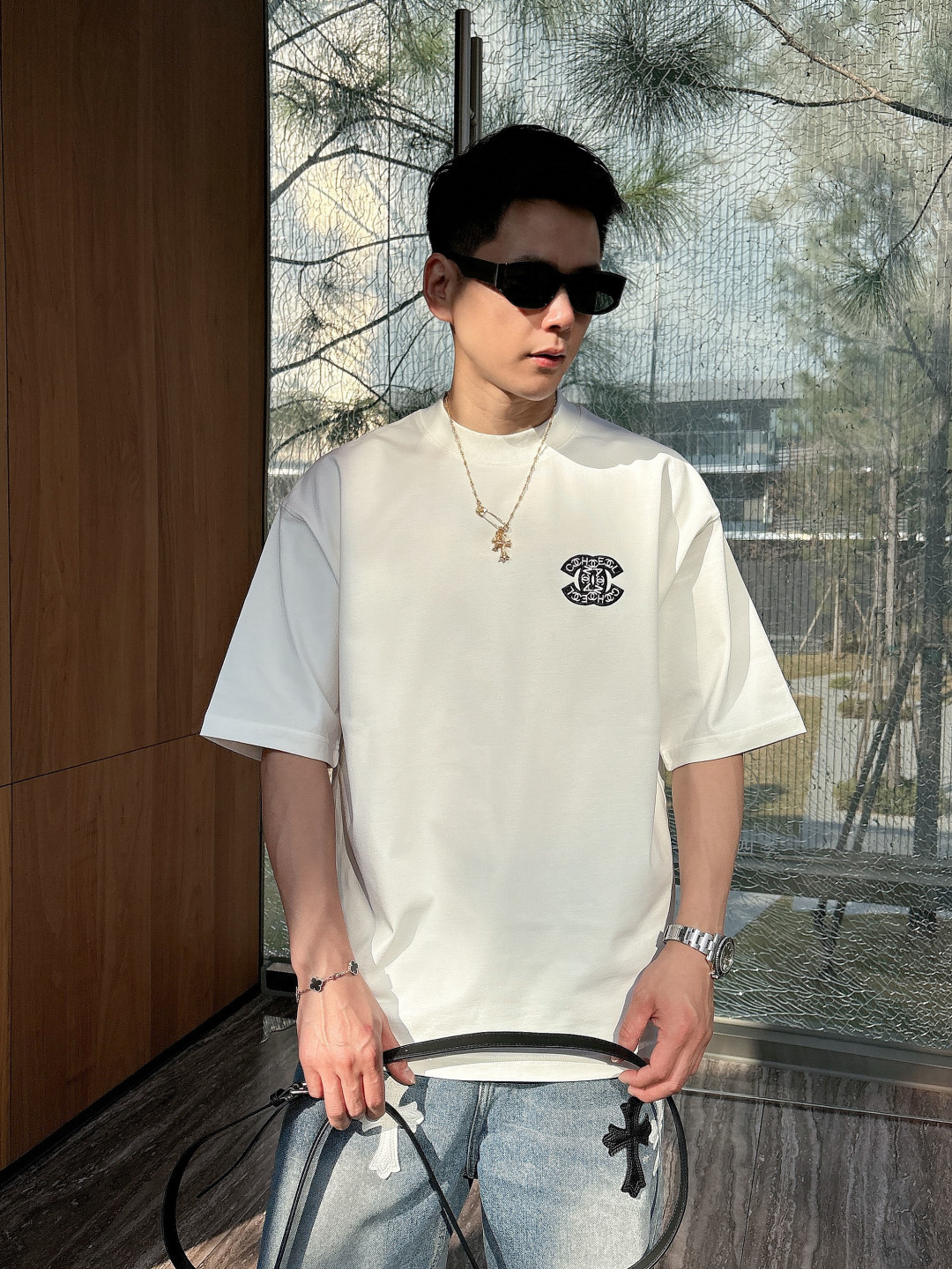 NO:512834,The event model continues to be effective and makes more 20. Chanel's new spring and summer new model first-time counter latest short-sleeved round-neck T-shirt, the same model on the official website, high-end customization, avant-garde and fashionable design!  Brand logo heavy craftsmanship design, high-end pure cotton fabric, soft feel, comfortable to wear, exquisite counter-level car line, fine workmanship, invincible and handsome upper body effect!  A must-have item for handsome men!  Color black Beige White Red Gray Number of code M-3XL, chanel, T-shirt,tees, t-shirt,alexander wang19860909活动款持续有效多让20 . 香奈儿 2025春夏新款首发专柜最新款短袖圆领T恤 官网同款 高端订制 设计前卫时尚！品牌logo重工艺设计 高端定纯棉面料.手感柔软.穿着舒适.专柜级别精致车线.做工精细.上身效果无敌帅气！型男必备单品！ 颜色黑色 米色 白色 红色 灰色 码数M-3XL,,chanel,T-shirt,tees，t-shirt,alexander wang,Men's clothing