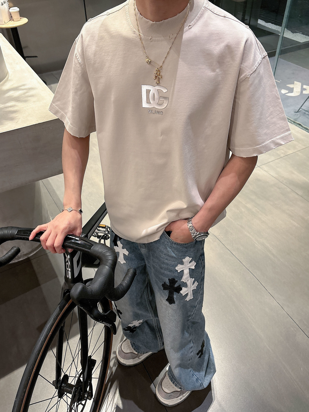 NO:120185,Dujia Banner DG 2025 spring and summer new model first launch counter latest short-sleeved round neck T-shirt, the same style on the official website, high-end customization, avant-garde and fashionable design!  Brand logo heavy craftsmanship design, high-end pure cotton fabric, soft feel, comfortable to wear, exquisite counter-level car line, fine workmanship, invincible and handsome upper body effect!  A must-have item for handsome men!  Color Paris Black Paris Rice Paris Gray Paris Green Number M-3XL, Dolce & Gabbana, T-shirt,tees, t-shirt,alexander wang19860909杜家班纳DG 2025春夏新款首发专柜最新款短袖圆领T恤 官网同款 高端订制 设计前卫时尚！品牌logo重工艺设计 高端定纯棉面料.手感柔软.穿着舒适.专柜级别精致车线.做工精细.上身效果无敌帅气！型男必备单品！ 颜色巴黎黑 巴黎米 巴黎灰 巴黎绿 码数M-3XL,,Dolce&Gabbana,T-shirt,tees，t-shirt,alexander wang,Men's clothing