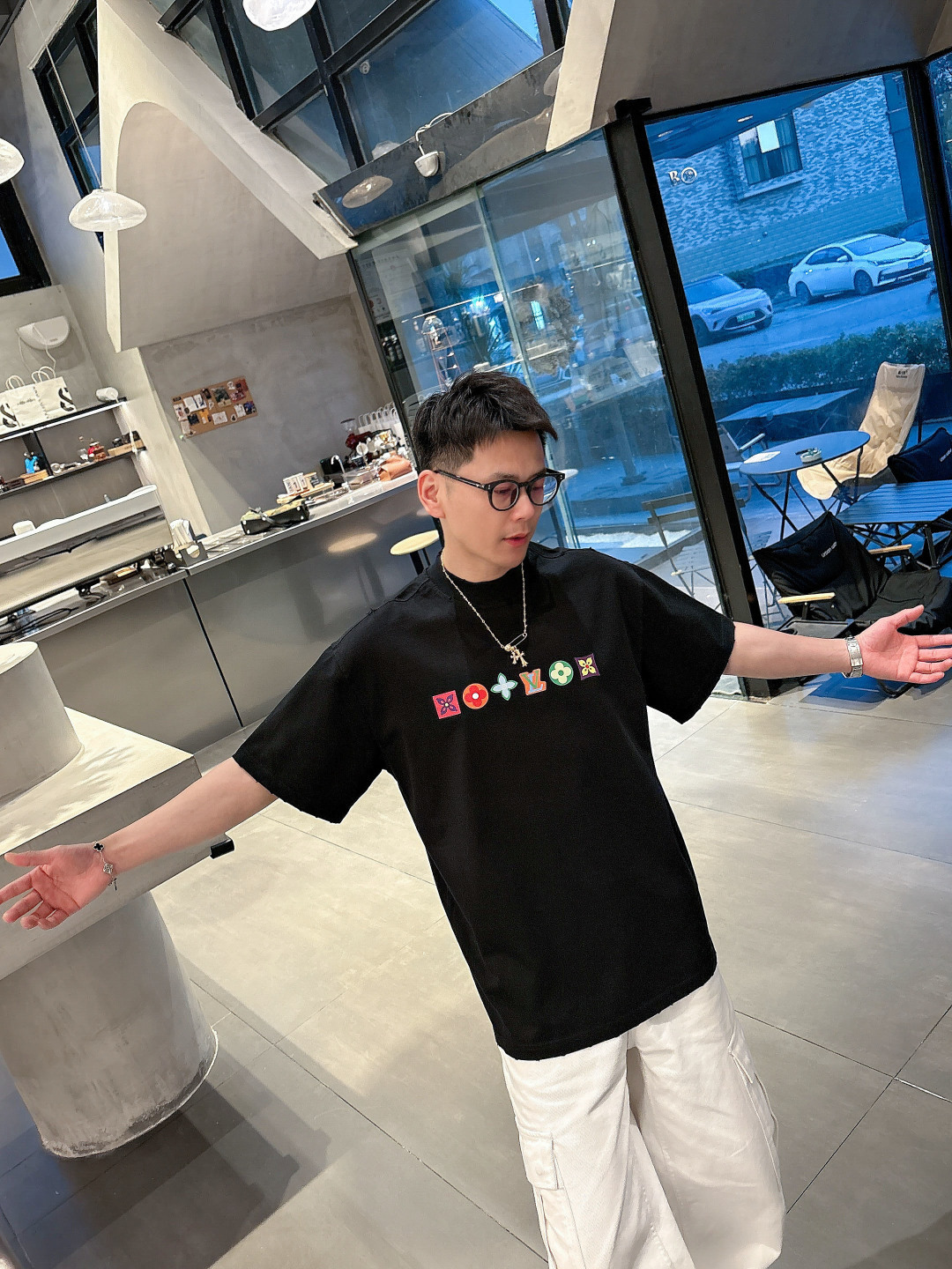 NO:120182,Louis Vuitton LV2025 new process, washing, cutting, grinding, spring and summer new style, the latest short-sleeved round-neck T-shirt, the same style on the official website, high-end customization, avant-garde and fashionable design!  Brand logo heavy craftsmanship design, high-end pure cotton fabric, soft feel, comfortable to wear, exquisite counter-level car line, fine workmanship, invincible and handsome upper body effect!  A must-have item for handsome men!  Color Paris black Paris rice Paris green Paris gray yards M-3XL yards, louis vuitton,louis vuitton,t-shirt,tees,t-shirt,alexander wang19860909路易威登LV2025新工艺洗水割烂磨破春夏新款首发专柜最新款短袖圆领T恤 官网同款 高端订制 设计前卫时尚！品牌logo重工艺设计 高端定纯棉面料.手感柔软.穿着舒适.专柜级别精致车线.做工精细.上身效果无敌帅气！型男必备单品！ 颜色巴黎黑 巴黎米 巴黎绿 巴黎灰 码数M-3XL码数,,louis vuitton,louis vuitton,T-shirt,tees，t-shirt,alexander wang,Men's clothing