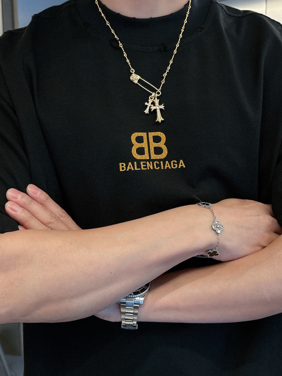 NO:120169,Balenciaga 2025 new process washing, water cutting, broken and broken spring and summer new styles, the latest short-sleeved round-neck T-shirt in the first counter, the same as the official website, high-end customization, avant-garde and fashionable design!  Brand logo heavy craftsmanship design, high-end pure cotton fabric, soft feel, comfortable to wear, exquisite counter-level car line, fine workmanship, invincible and handsome upper body effect!  A must-have item for handsome men!  Color black beige, green, Paris gray. The code number M-3XL is a little larger., balenciaga, T-shirt,tees, t-shirt,alexander wang19860909巴黎世家2025新工艺洗水割烂磨破春夏新款首发专柜最新款短袖圆领T恤 官网同款 高端订制 设计前卫时尚！品牌logo重工艺设计 高端定纯棉面料.手感柔软.穿着舒适.专柜级别精致车线.做工精细.上身效果无敌帅气！型男必备单品！ 颜色黑色 米色,绿色,巴黎灰 码数M-3XL码数偏大一点,,balenciaga,T-shirt,tees，t-shirt,alexander wang,Men's clothing