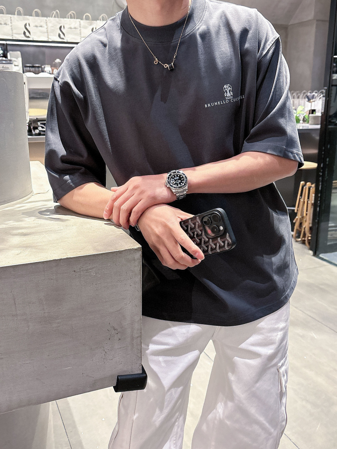 NO:120170,Loro piano 2025 spring and summer new style first-time counter latest short-sleeved round-neck T-shirt, the same style on the official website, high-end customization, avant-garde and fashionable design!  Brand logo heavy craftsmanship design, high-end pure cotton fabric, soft feel, comfortable to wear, exquisite counter-level car line, fine workmanship, invincible and handsome upper body effect!  A must-have item for handsome men!  Color black white gray beige bright red Number of code M-3XL, loro piano, T-shirt,tees, t-shirt,alexander wang19860909Loro piana 2025春夏新款首发专柜最新款短袖圆领T恤 官网同款 高端订制 设计前卫时尚！品牌logo重工艺设计 高端定纯棉面料.手感柔软.穿着舒适.专柜级别精致车线.做工精细.上身效果无敌帅气！型男必备单品！ 颜色黑色 白色 灰色 米色 大红 码数M-3XL,,loro piana,T-shirt,tees，t-shirt,alexander wang,Men's clothing