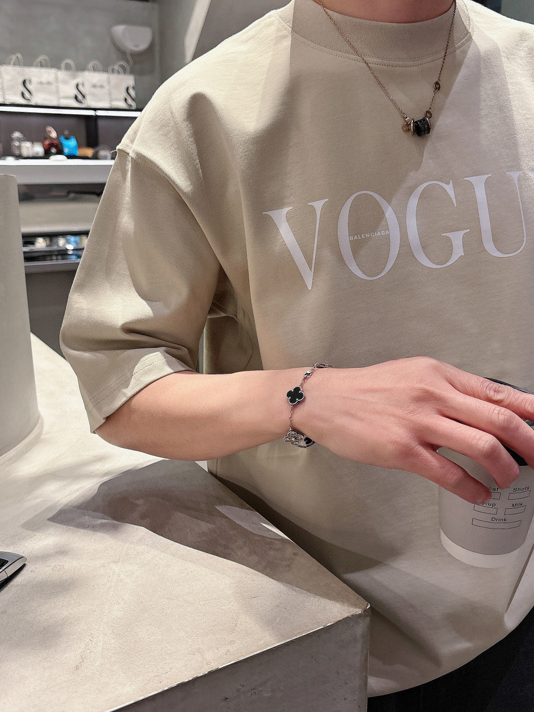 NO:120176,Balenciaga 2025 spring and summer new model first-time counter latest short-sleeved round-neck T-shirt, the same style on the official website, high-end customization, avant-garde and fashionable design!  Brand logo heavy craftsmanship design, high-end pure cotton fabric, soft feel, comfortable to wear, exquisite counter-level car line, fine workmanship, invincible and handsome upper body effect!  A must-have item for handsome men!  Color black white gray beige bright red Number of code M-3XL,,balenciaga,T-shirt,tees,t-shirt,alexander wang19860909巴黎世家 2025春夏新款首发专柜最新款短袖圆领T恤 官网同款 高端订制 设计前卫时尚！品牌logo重工艺设计 高端定纯棉面料.手感柔软.穿着舒适.专柜级别精致车线.做工精细.上身效果无敌帅气！型男必备单品！ 颜色黑色 白色 灰色 米色 大红 码数M-3XL,,balenciaga,T-shirt,tees，t-shirt,alexander wang,Men's clothing