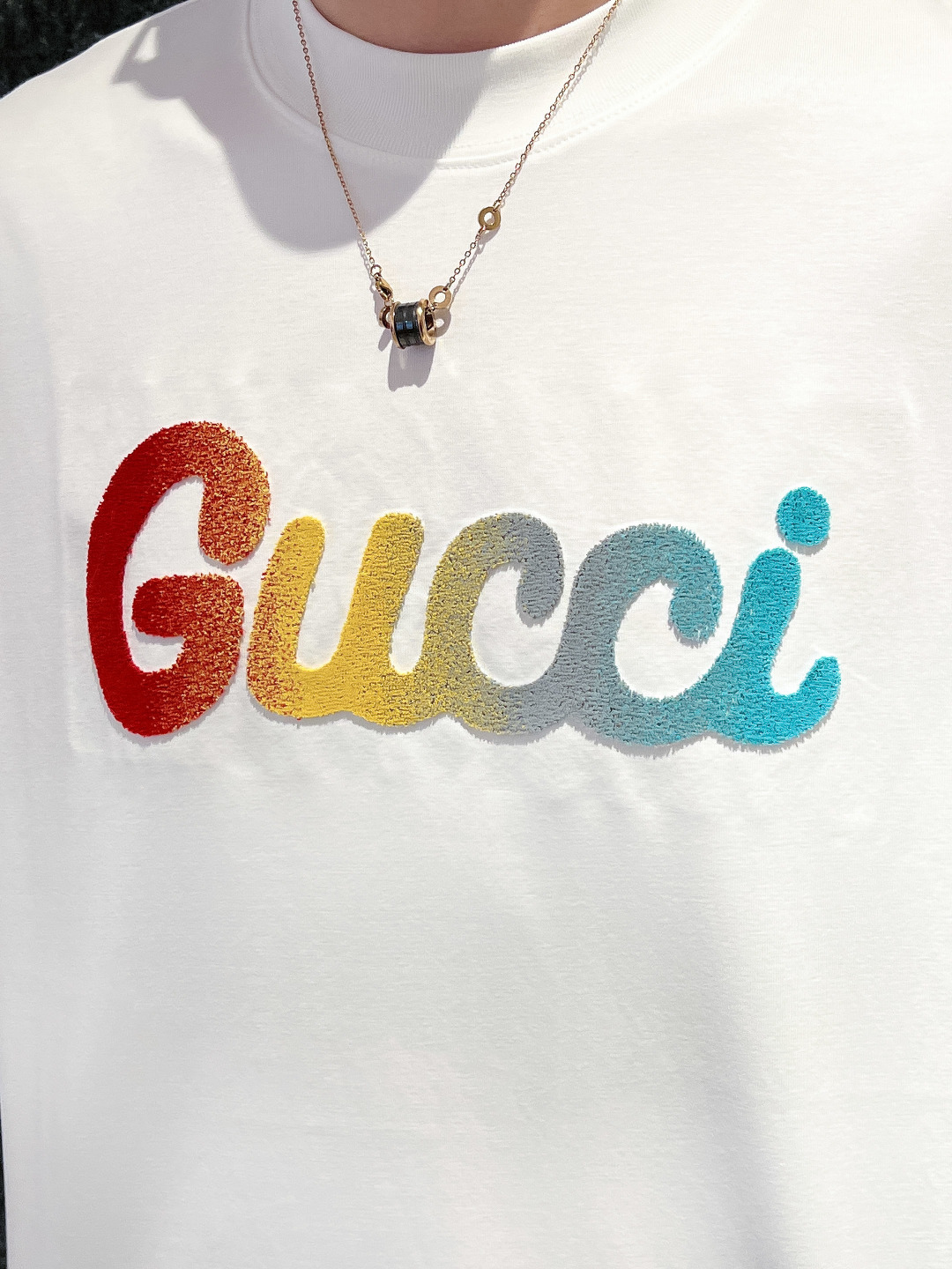 NO:512811,The event model continues to be effective and makes more 20. Gucci's new spring and summer new model first-time counter latest short-sleeved round-neck T-shirt, the same model on the official website, high-end customization, avant-garde and fashionable design!  Brand logo heavy craftsmanship design, high-end pure cotton fabric, soft feel, comfortable to wear, exquisite counter-level car line, fine workmanship, invincible and handsome upper body effect!  A must-have item for handsome men!  Color black white Number M-3XL, gucci, T-shirt,tees, t-shirt,alexander wang19860909活动款持续有效多让20 . 古驰 2025春夏新款首发专柜最新款短袖圆领T恤 官网同款 高端订制 设计前卫时尚！品牌logo重工艺设计 高端定纯棉面料.手感柔软.穿着舒适.专柜级别精致车线.做工精细.上身效果无敌帅气！型男必备单品！ 颜色黑色 白色 码数M-3XL,,gucci,T-shirt,tees，t-shirt,alexander wang,Men's clothing