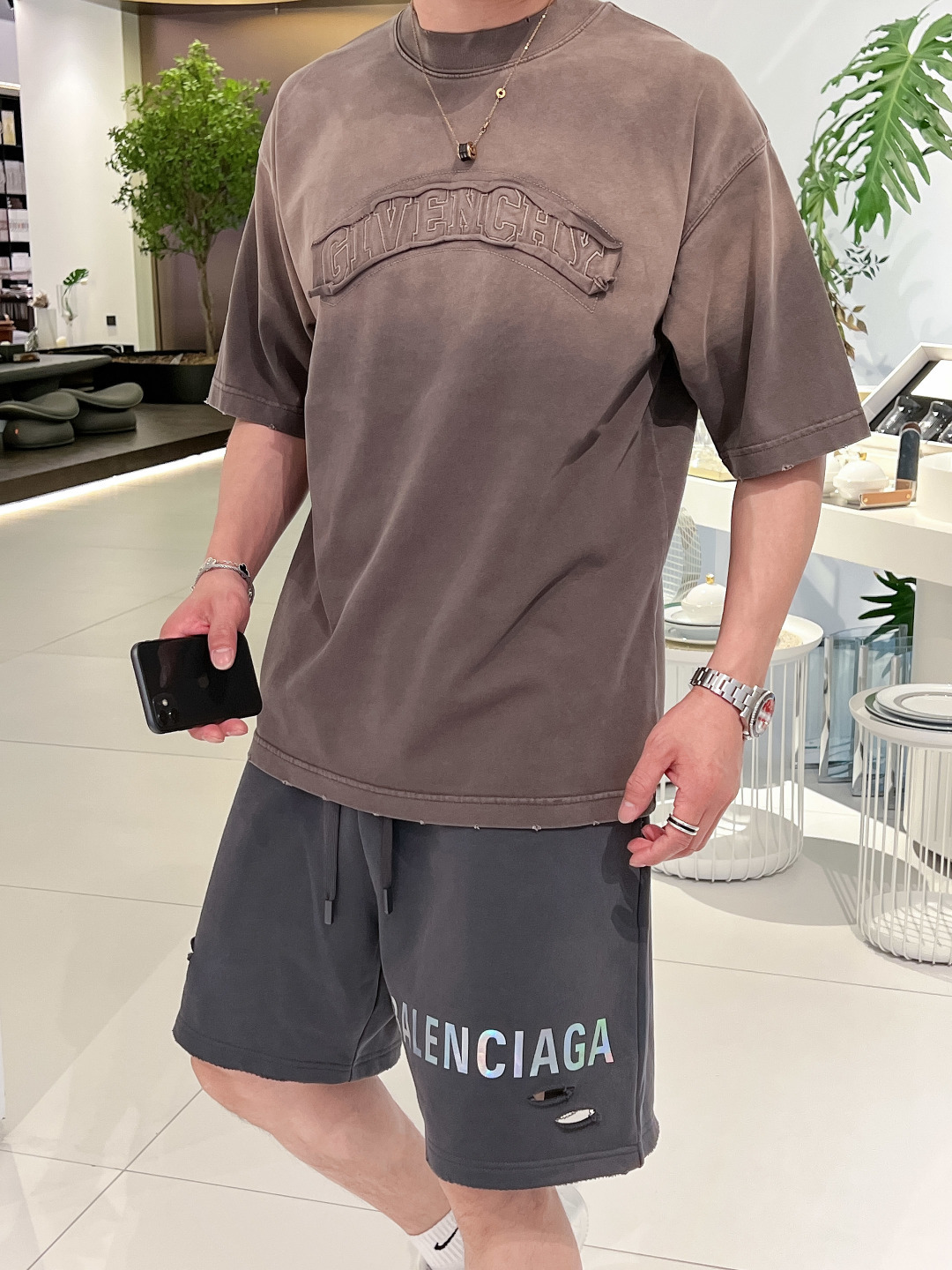 NO:512828,The event model continues to be effective and makes more 20. Selin 2025 spring and summer new model first-time counter latest short-sleeved round-neck T-shirt, the same style on the official website, high-end customization, avant-garde and fashionable design!  Brand logo heavy craftsmanship design, high-end pure cotton fabric, soft feel, comfortable to wear, exquisite counter-level car line, fine workmanship, invincible and handsome upper body effect!  A must-have item for handsome men!  Color black white Number M-3XL, celine, T-shirt,tees, t-shirt,alexander wang19860909活动款持续有效多让20 . 赛琳 2025春夏新款首发专柜最新款短袖圆领T恤 官网同款 高端订制 设计前卫时尚！品牌logo重工艺设计 高端定纯棉面料.手感柔软.穿着舒适.专柜级别精致车线.做工精细.上身效果无敌帅气！型男必备单品！ 颜色黑色 白色 码数M-3XL,,celine,T-shirt,tees，t-shirt,alexander wang,Men's clothing