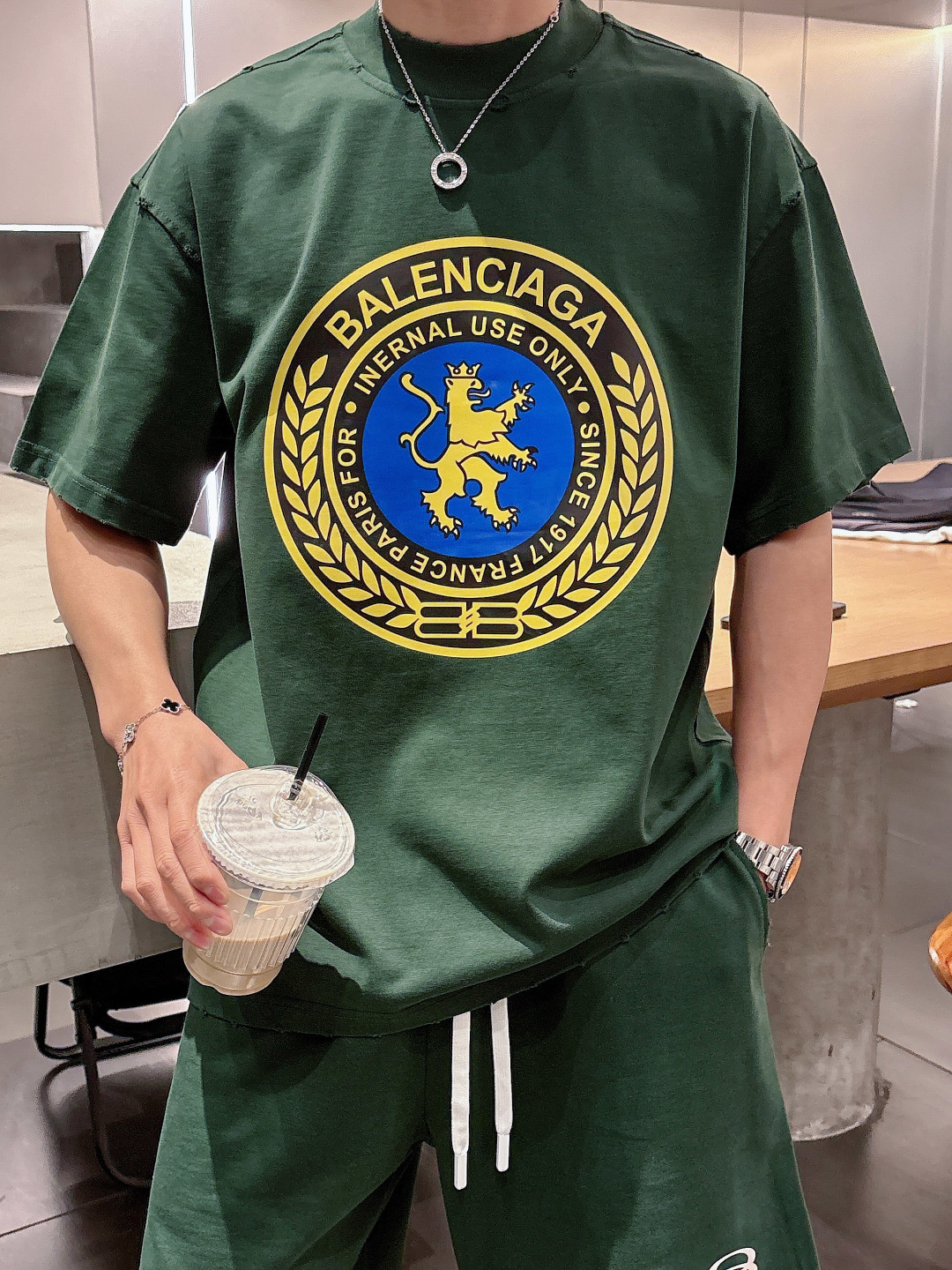 NO:412464,Balenciaga 2025 set new technology, wash, water, cut, worn, and broken spring and summer new style, the latest short-sleeved round-neck T-shirt, shorts, the same style on the official website, high-end customization, avant-garde and fashionable design!  Brand logo heavy craft design, soft touch, comfortable wearing, fine workmanship. The upper body effect is invincible and handsome. Color Paris gray Paris rice Paris black Paris green top yards M-3XL yards Shorts yards 29-38 yards exclusively available, balenciaga, shorts, T-shirt,tees, t-shirt,alexander wang19860909巴黎世家2025套装新工艺洗水割烂磨破春夏新款首发专柜最新款短袖圆领T恤 、短裤 官网同款 高端订制 设计前卫时尚！品牌logo重工艺设计 手感柔软,穿着舒适,做工精细.上身效果无敌帅气 颜色巴黎灰 巴黎米 巴黎黑 巴黎绿 上衣码数M-3XL码数 短裤码数29-38码数独家专供,,balenciaga,shorts,T-shirt,tees，t-shirt,alexander wang,Men's clothing