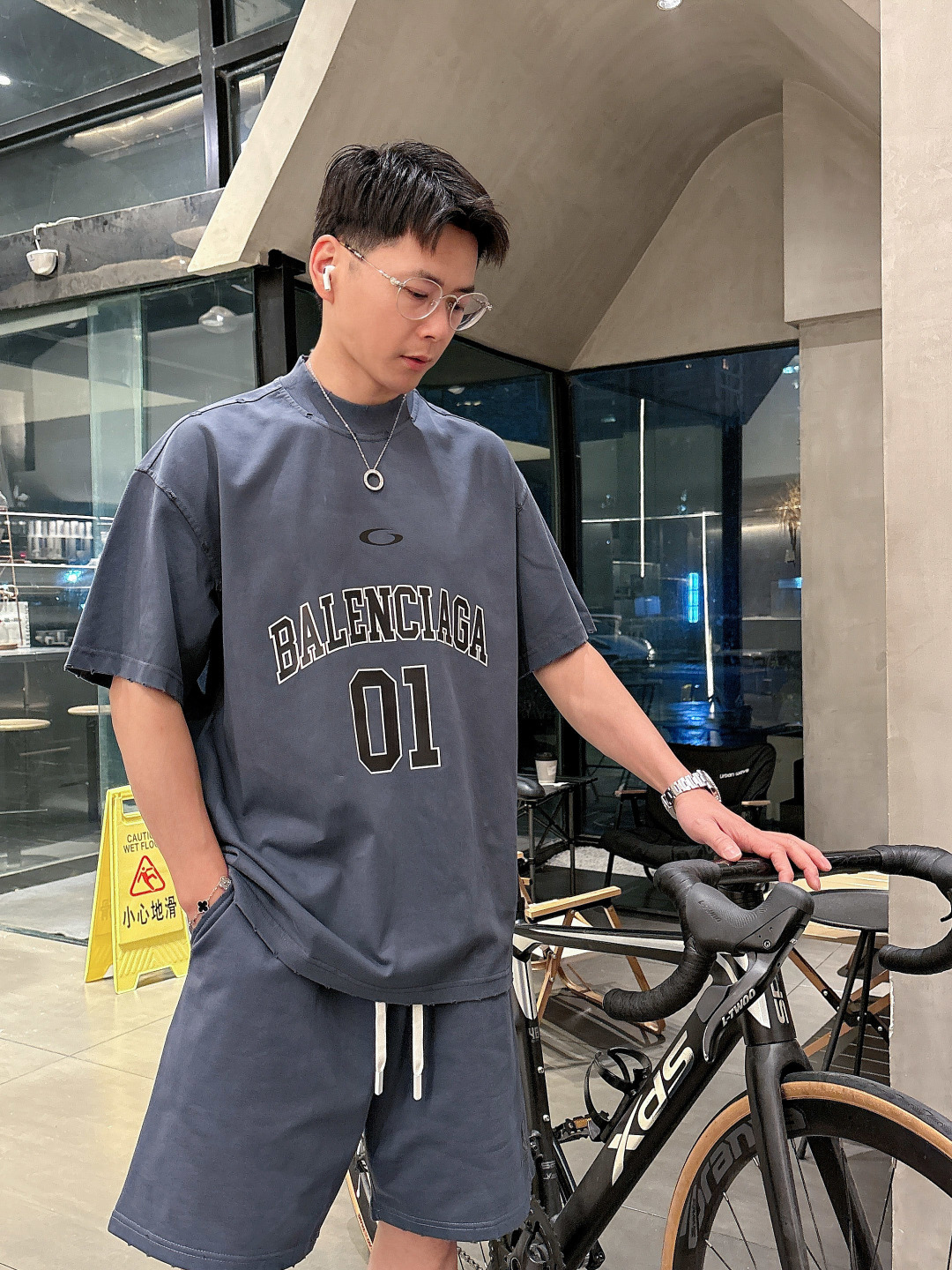 NO:422728,18 Event models continue to be effective and make more 20 more Balenciaga 2025 set new technology wash, water, cut, worn and broken spring and summer new styles first launch counter latest short-sleeved round-neck T-shirt and shorts, the same style on the official website, high-end customization, avant-garde and fashionable design!  Brand logo heavy craft design, soft touch, comfortable wearing, fine workmanship. The upper body effect is invincible and handsome. Color Paris gray Paris rice Paris black Paris green top yard M-3XL yards Shorts yards 29-38 yards Exclusively available, balenciaga, shorts, T-shirt,tees, t-shirt,alexander wang1986090918活动款持续有效多让20 巴黎世家2025套装新工艺洗水割烂磨破春夏新款首发专柜最新款短袖圆领T恤 、短裤 官网同款 高端订制 设计前卫时尚！品牌logo重工艺设计 手感柔软,穿着舒适,做工精细.上身效果无敌帅气 颜色巴黎灰 巴黎米 巴黎黑 巴黎绿 上衣码数M-3XL码数 短裤码数29-38码数 独家专供,,balenciaga,shorts,T-shirt,tees，t-shirt,alexander wang,Men's clothing