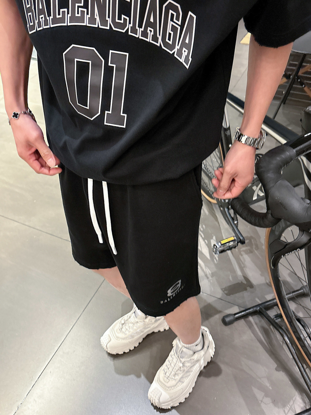 NO:479334,The event model continues to be effective and makes more effective. The new Balenciaga 2025 set is new. The new spring and summer new style is the first launch counter. The latest short-sleeved round-neck T-shirt and shorts. The same style on the official website, high-end customization, and avant-garde and fashionable design!  Brand logo heavy craft design, soft touch, comfortable wearing, fine workmanship. The upper body effect is invincible and handsome. Color Paris gray Paris rice Paris black Paris green top yard M-3XL yards Shorts yards 29-38 yards Exclusively available, balenciaga, shorts, T-shirt,tees, t-shirt,alexander wang19860909活动款持续有效多让20 巴黎世家2025套装新工艺洗水割烂磨破春夏新款首发专柜最新款短袖圆领T恤 、短裤 官网同款 高端订制 设计前卫时尚！品牌logo重工艺设计 手感柔软,穿着舒适,做工精细.上身效果无敌帅气 颜色巴黎灰 巴黎米 巴黎黑 巴黎绿 上衣码数M-3XL码数 短裤码数29-38码数 独家专供,,balenciaga,shorts,T-shirt,tees，t-shirt,alexander wang,Men's clothing