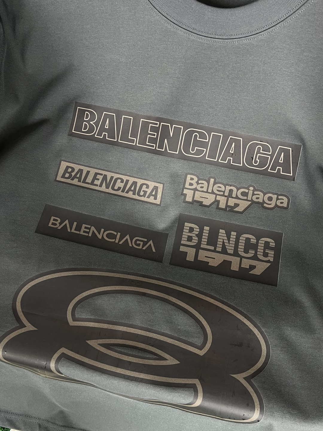 NO:415846,.Balenciaga original original product purchase agent 2025 summer new version Original high-end version The fabric is made of 330 grams of high-density cotton, not deformed, not shrinkage, process introduction, double-line movement Imported machine technology Color black, white, gray SIZEm, L, XL, 2XL, 3xL Exclusive,,balenciaga,alexander wang19860909.巴黎世家原单正品代购 2025夏季上新  原高版本 面料采用330克高密度纯棉 不变形 不缩水 工艺介绍双线走位 进口机器工艺 颜色黑色,白,灰 SIZEm,L,XL,2XL,3xL 独家专供,,balenciaga,alexander wang,Men's clothing