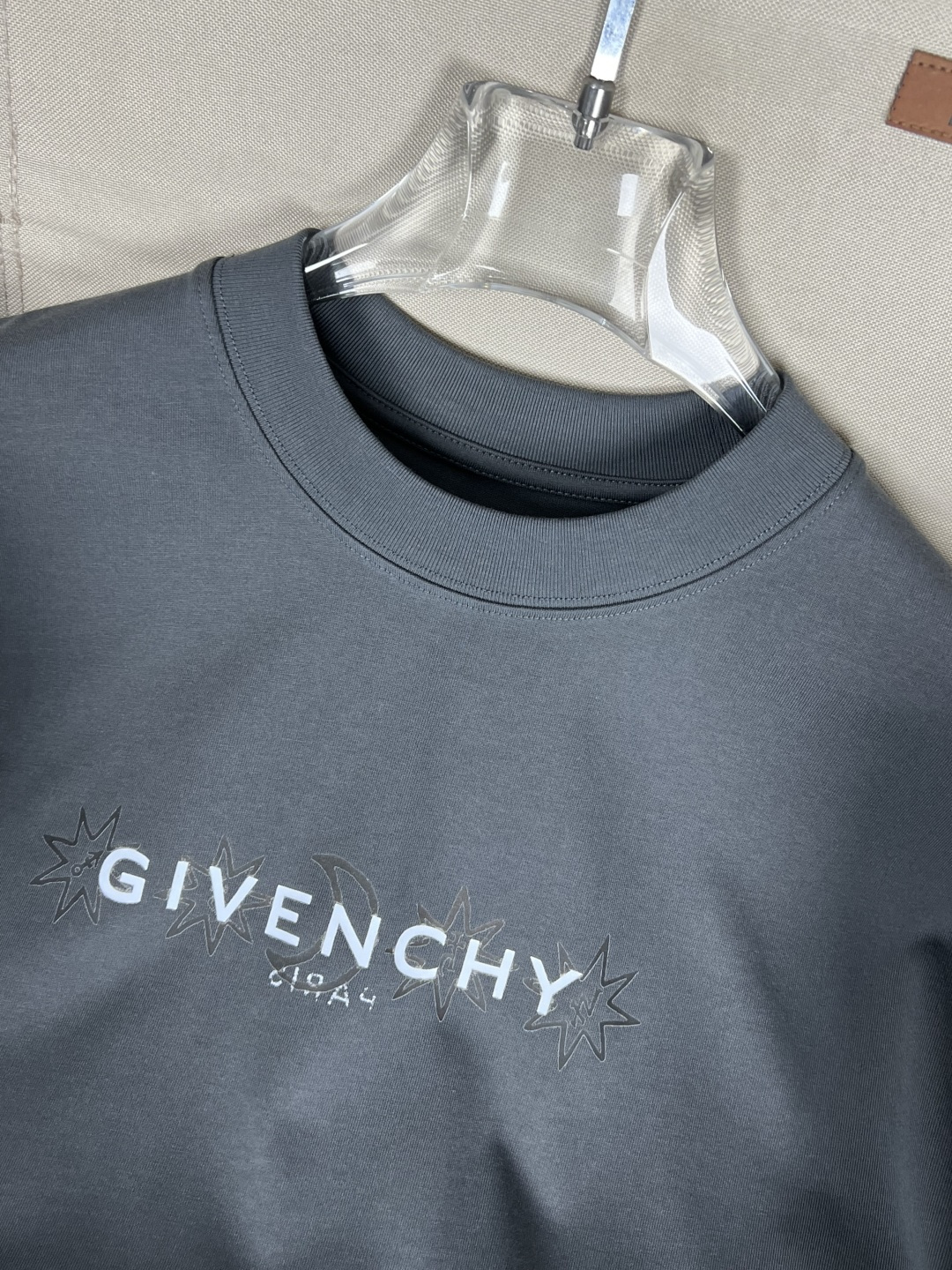 NO:415833,.Givenchy original single genuine product purchase agent 2025 summer new version Original high-end version The fabric is made of 330 grams of high-density cotton, not deformed, not shrinkage, process introduction, double-line movement Imported machine technology Color black, white, gray SIZEm, L, XL, 2XL, 3xL Exclusive, given, alexander wang19860909.纪梵希原单正品代购 2025夏季上新  原高版本 面料采用330克高密度纯棉 不变形 不缩水 工艺介绍双线走位 进口机器工艺 颜色黑色,白,灰 SIZEm,L,XL,2XL,3xL 独家专供,,givenchy,alexander wang,Men's clothing