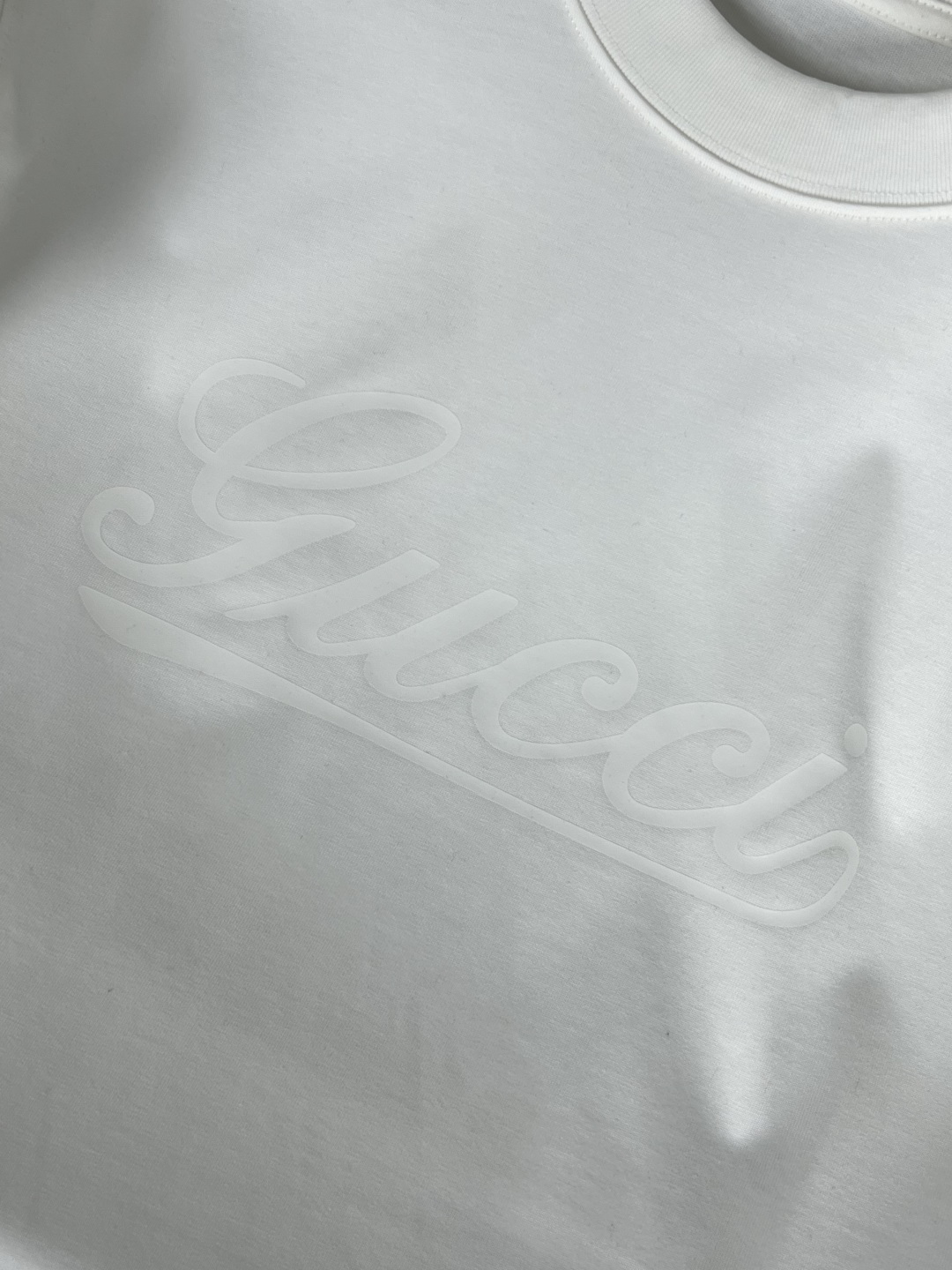 NO:415807,.Gucci genuine purchase agent 2025 summer new version Original high-end version The fabric is made of 330 grams of high-density cotton, not deformed, not shrinkage, process introduction, double-line movement Imported machine technology Color black, white, SIZEm, L, XL, 2XL, 3xL Exclusive,, gucci, alexander wang19860909.Gucci正品代购 2025夏季上新  原高版本 面料采用330克高密度纯棉 不变形 不缩水 工艺介绍双线走位 进口机器工艺 颜色黑色,白, SIZEm,L,XL,2XL,3xL 独家专供,,gucci,alexander wang,Men's clothing