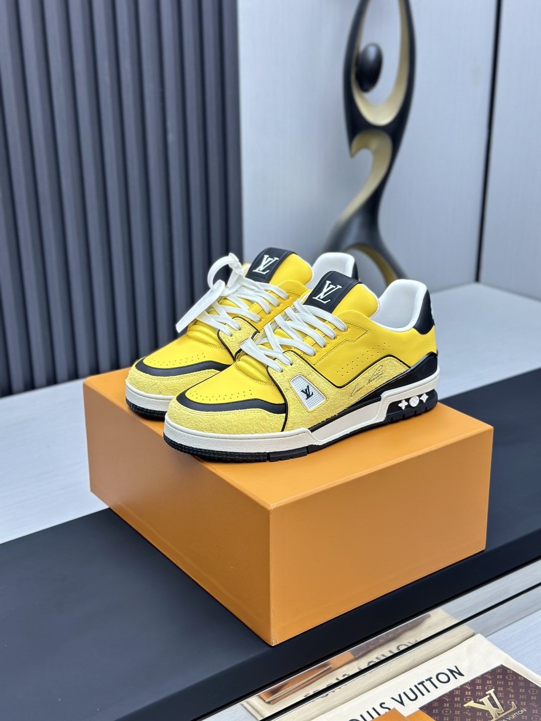 NO:169642,Factory direct sales top version LV-Louis Vuitton-Classic Show new model, empty glue craftsmanship·Original 11 development replica!  !  Very comfortable to put on the foot, luxurious materials, fine workmanship, midsole printed with English letters made in Europe, the upper is spliced ​​by calfskin imported from Italy, the side is decorated with brand LOGO logo and signature, the latest latex foot pad inner lining, the foot feels super comfortable. Original special supply of original two-color TPU combination sole. Packing process Goodyear stitching and locking edge Fabric: exclusive custom top layer cowhide Accessories: Exclusive private mold Vuitton logo, inner lining: Customized silky mesh - top layer silk cowhide inner lining Outsole: TPU combination sole wear-resistant, non-slip, yellow foot pad: new latex pad - mesh sweat-absorbing counter technology: full computer needle car pull wire toe back cover hot and cold set Full set of pull-up sleeve mid-low logo pattern Counter packaging - shoelace certificate card instruction manual Certificate of conformity Dust bag The most complete packaging of the entire network  Women's 35-40 Men's 38-46 (38/46 custom made without return!, casual shoes/sports shoes, louis vuitton, louis vuitton, sneakers, cowhide19860909工厂直销顶级版本 LV-路易威登-经典走秀新款 空胶工艺·原版11开发复刻！！上脚非常舒适 奢侈用料,做工精细,中底印有欧洲制造英文字母 鞋面由意大利进口小牛皮拼接,侧边饰有品牌LOGO标志及签名,最新乳胶垫脚网布内里,脚感超舒适.原厂特供原版双色TPU组合大底.套包工艺 固特异缝合锁边 面料:独家定制头层牛皮 配件:独家私模Vuitton 标识, 内里:定制丝滑网里-头层丝绸牛皮内里 大底:TPU组合大底耐磨防滑防黄 垫脚:新款乳胶垫-网纱吸汗 专柜工艺:全电脑针车拉线 鞋头 后套 冷热定型 全套拉帮套楦中低logo花纹 专柜包装 -鞋带 证书 卡片 说明书 合格证 防尘袋 全网最齐包装 女款35-40男款38-46（38/46订做不退换！,休闲鞋/运动鞋,louis vuitton,louis vuitton,sneakers,cowhide,Women's Shoes