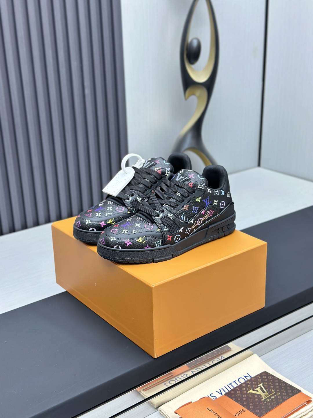 NO:169364,Factory D direct sales top version LV-Louis Vuitton-classic catwalk new model, empty glue craftsmanship·Original 11 development replica!  !  Very comfortable to put on the foot, luxurious materials, fine workmanship, midsole printed with English letters made in Europe, the upper is spliced ​​by calfskin imported from Italy, the side is decorated with brand LOGO logo and signature, the latest latex foot pad inner lining, the foot feels super comfortable. Original special supply of original two-color TPU combination sole. Packing process Goodyear stitching and locking edge Fabric: exclusive custom top layer cowhide Accessories: Exclusive private mold Vuitton logo, inner lining: Customized silky mesh - top layer silk cowhide inner lining Outsole: TPU combination sole wear-resistant, non-slip, yellow foot pad: new latex pad - mesh sweat-absorbing counter technology: full computer needle car pull wire toe back cover hot and cold set Full set of pull-up sleeve mid-low logo pattern Counter packaging - shoelace certificate card instruction manual Certificate of conformity Dust bag The most complete packaging of the entire network  Women's 35-40 Men's 38-46 (38/46 custom made without return!, casual shoes/sports shoes, louis vuitton, louis vuitton, sneakers, cowhide19860909D工厂直销顶级版本 LV-路易威登-经典走秀新款 空胶工艺·原版11开发复刻！！上脚非常舒适 奢侈用料,做工精细,中底印有欧洲制造英文字母 鞋面由意大利进口小牛皮拼接,侧边饰有品牌LOGO标志及签名,最新乳胶垫脚网布内里,脚感超舒适.原厂特供原版双色TPU组合大底.套包工艺 固特异缝合锁边 面料:独家定制头层牛皮 配件:独家私模Vuitton 标识, 内里:定制丝滑网里-头层丝绸牛皮内里 大底:TPU组合大底耐磨防滑防黄 垫脚:新款乳胶垫-网纱吸汗 专柜工艺:全电脑针车拉线 鞋头 后套 冷热定型 全套拉帮套楦中低logo花纹 专柜包装 -鞋带 证书 卡片 说明书 合格证 防尘袋 全网最齐包装 女款35-40男款38-46（38/46订做不退换！,休闲鞋/运动鞋,louis vuitton,louis vuitton,sneakers,cowhide,Women's Shoes