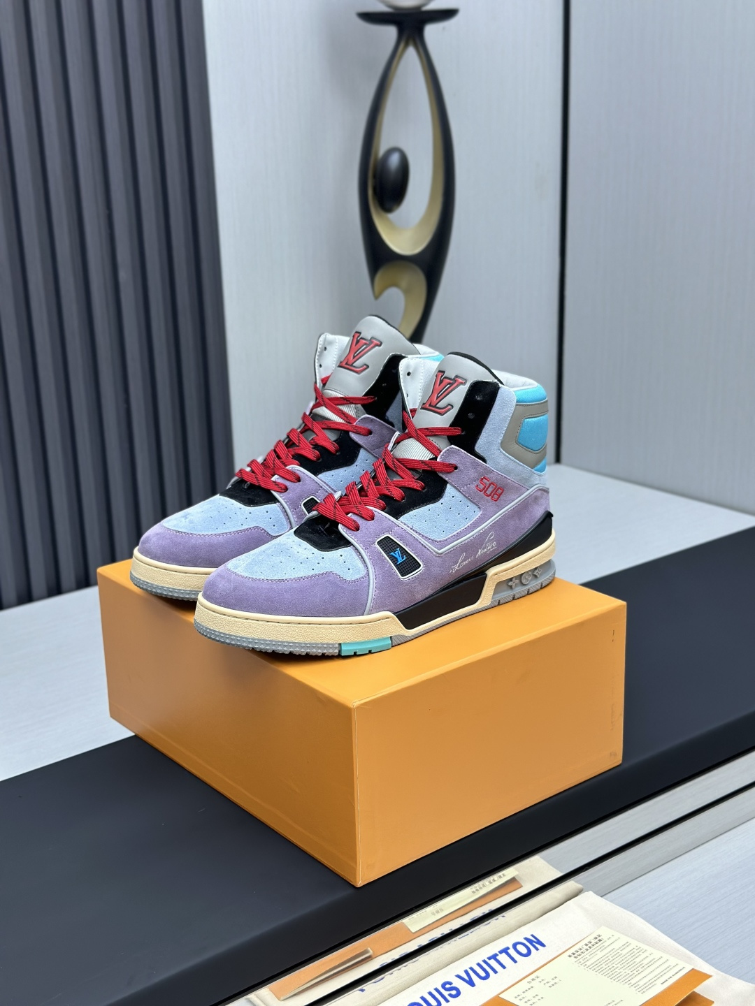 NO:169457,Factory D direct sales Gaobang, top version LV-Louis Vuitton-classic catwalk new model, empty glue technology·Original 11 development replica!  !  Very comfortable to put on the foot, luxurious materials, fine workmanship, midsole printed with English letters made in Europe, the upper is spliced ​​by calfskin imported from Italy, the side is decorated with brand LOGO logo and signature, the latest latex foot pad inner lining, the foot feels super comfortable. Original special supply of original two-color TPU combination sole. Packing process Goodyear stitching and locking edge Fabric: exclusive custom top layer cowhide Accessories: Exclusive private mold Vuitton logo, inner lining: Customized silky mesh - top layer silk cowhide inner lining Outsole: TPU combination sole wear-resistant, non-slip, yellow foot pad: new latex pad - mesh sweat-absorbing counter technology: full computer needle car pull wire toe back cover hot and cold set Full set of pull-up sleeve mid-low logo pattern Counter packaging - shoelace certificate card instruction manual Certificate of conformity Dust bag The most complete packaging of the entire network  Women's 35-40 Men's 38-46 (38/46 custom made without return!, casual shoes/sports shoes, louis vuitton, louis vuitton, sneakers, cowhide19860909D工厂直销高邦,顶级版本 LV-路易威登-经典走秀新款 空胶工艺·原版11开发复刻！！上脚非常舒适 奢侈用料,做工精细,中底印有欧洲制造英文字母 鞋面由意大利进口小牛皮拼接,侧边饰有品牌LOGO标志及签名,最新乳胶垫脚网布内里,脚感超舒适.原厂特供原版双色TPU组合大底.套包工艺 固特异缝合锁边 面料:独家定制头层牛皮 配件:独家私模Vuitton 标识, 内里:定制丝滑网里-头层丝绸牛皮内里 大底:TPU组合大底耐磨防滑防黄 垫脚:新款乳胶垫-网纱吸汗 专柜工艺:全电脑针车拉线 鞋头 后套 冷热定型 全套拉帮套楦中低logo花纹 专柜包装 -鞋带 证书 卡片 说明书 合格证 防尘袋 全网最齐包装 女款35-40男款38-46（38/46订做不退换！,休闲鞋/运动鞋,louis vuitton,louis vuitton,sneakers,cowhide,Women's Shoes