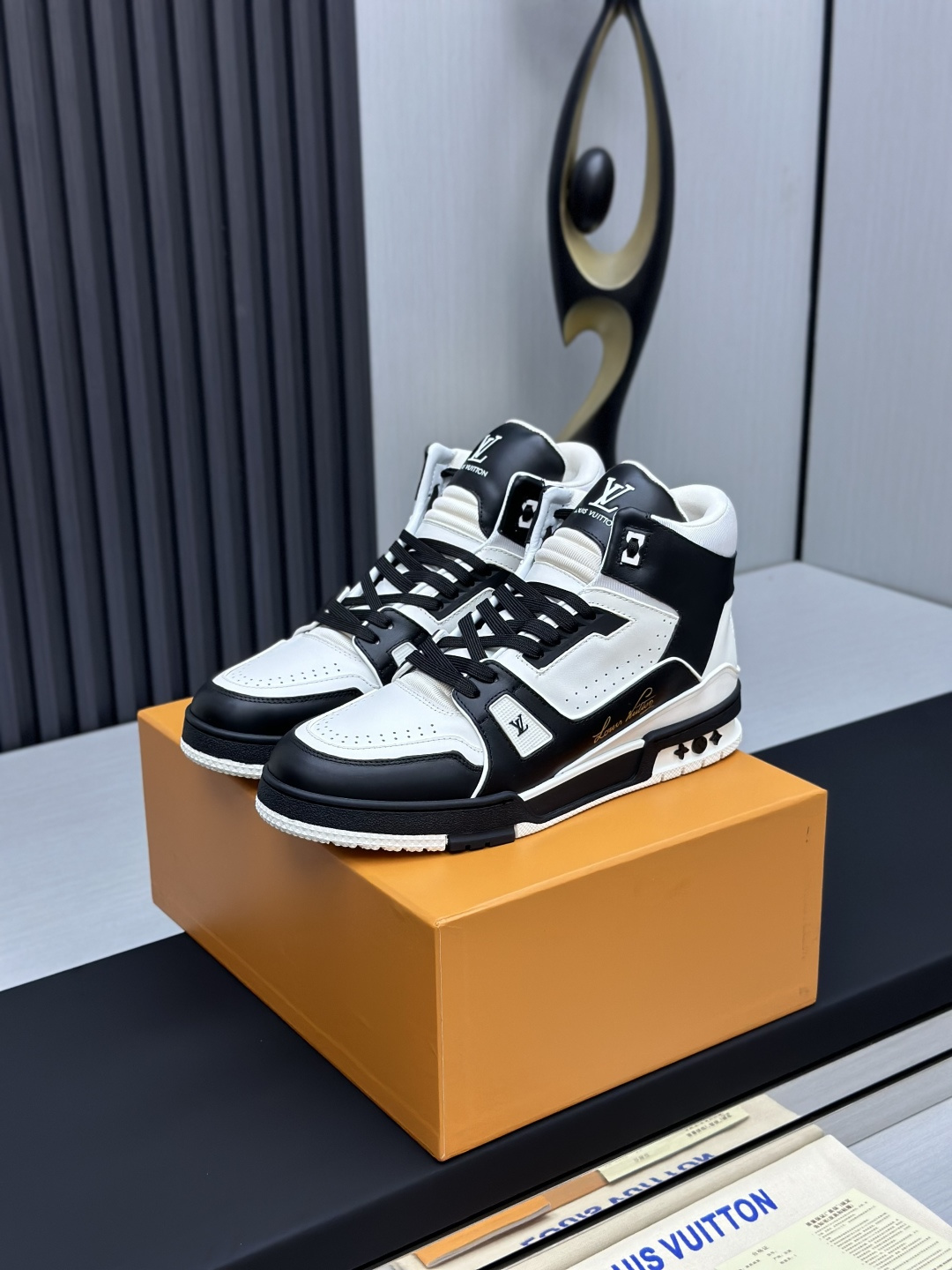 NO:169462,Factory D direct sales in China, top version LV-Louis Vuitton-classic catwalk new model, empty glue technology·Original 11 development replica!  !  Very comfortable to put on the foot, luxurious materials, fine workmanship, midsole printed with English letters made in Europe, the upper is spliced ​​by calfskin imported from Italy, the side is decorated with brand LOGO logo and signature, the latest latex foot pad inner lining, the foot feels super comfortable. Original special supply of original two-color TPU combination sole. Packing process Goodyear stitching and locking edge Fabric: exclusive custom top layer cowhide Accessories: Exclusive private mold Vuitton logo, inner lining: Customized silky mesh - top layer silk cowhide inner lining Outsole: TPU combination sole wear-resistant, non-slip, yellow foot pad: new latex pad - mesh sweat-absorbing counter technology: full computer needle car pull wire toe back cover hot and cold set Full set of pull-up sleeve mid-low logo pattern Counter packaging - shoelace certificate card instruction manual Certificate of conformity Dust bag The most complete packaging of the entire network  Women's 35-40 Men's 38-46 (38/46 custom made without return!, casual shoes/sports shoes, louis vuitton, louis vuitton, sneakers, cowhide19860909D工厂直销中邦,顶级版本 LV-路易威登-经典走秀新款 空胶工艺·原版11开发复刻！！上脚非常舒适 奢侈用料,做工精细,中底印有欧洲制造英文字母 鞋面由意大利进口小牛皮拼接,侧边饰有品牌LOGO标志及签名,最新乳胶垫脚网布内里,脚感超舒适.原厂特供原版双色TPU组合大底.套包工艺 固特异缝合锁边 面料:独家定制头层牛皮 配件:独家私模Vuitton 标识, 内里:定制丝滑网里-头层丝绸牛皮内里 大底:TPU组合大底耐磨防滑防黄 垫脚:新款乳胶垫-网纱吸汗 专柜工艺:全电脑针车拉线 鞋头 后套 冷热定型 全套拉帮套楦中低logo花纹 专柜包装 -鞋带 证书 卡片 说明书 合格证 防尘袋 全网最齐包装 女款35-40男款38-46（38/46订做不退换！,休闲鞋/运动鞋,louis vuitton,louis vuitton,sneakers,cowhide,Women's Shoes