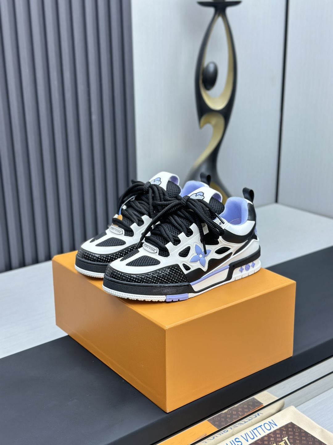 NO:169468,Factory direct sales top version LV-Louis Vuitton-Classic Show new model, empty glue craftsmanship·Original 11 development replica!  !  Very comfortable to put on the foot, luxurious materials, fine workmanship, midsole printed with English letters made in Europe, the upper is spliced ​​by calfskin imported from Italy, the side is decorated with brand LOGO logo and signature, the latest latex foot pad inner lining, the foot feels super comfortable. Original special supply of original two-color TPU combination sole. Packing process Goodyear stitching and locking edge Fabric: exclusive custom top layer cowhide Accessories: Exclusive private mold Vuitton logo, inner lining: Customized silky mesh - top layer silk cowhide inner lining Outsole: TPU combination sole wear-resistant, non-slip, yellow foot pad: new latex pad - mesh sweat-absorbing counter technology: full computer needle car pull wire toe back cover hot and cold set Full set of pull-up sleeve mid-low logo pattern Counter packaging - shoelace certificate card instruction manual Certificate of conformity Dust bag The most complete packaging of the entire network  Women's 35-40 Men's 38-46 (38/46 custom made without return!, casual shoes/sports shoes, louis vuitton, louis vuitton, sneakers, cowhide19860909工厂直销顶级版本 LV-路易威登-经典走秀新款 空胶工艺·原版11开发复刻！！上脚非常舒适 奢侈用料,做工精细,中底印有欧洲制造英文字母 鞋面由意大利进口小牛皮拼接,侧边饰有品牌LOGO标志及签名,最新乳胶垫脚网布内里,脚感超舒适.原厂特供原版双色TPU组合大底.套包工艺 固特异缝合锁边 面料:独家定制头层牛皮 配件:独家私模Vuitton 标识, 内里:定制丝滑网里-头层丝绸牛皮内里 大底:TPU组合大底耐磨防滑防黄 垫脚:新款乳胶垫-网纱吸汗 专柜工艺:全电脑针车拉线 鞋头 后套 冷热定型 全套拉帮套楦中低logo花纹 专柜包装 -鞋带 证书 卡片 说明书 合格证 防尘袋 全网最齐包装 女款35-40男款38-46（38/46订做不退换！,休闲鞋/运动鞋,louis vuitton,louis vuitton,sneakers,cowhide,Women's Shoes