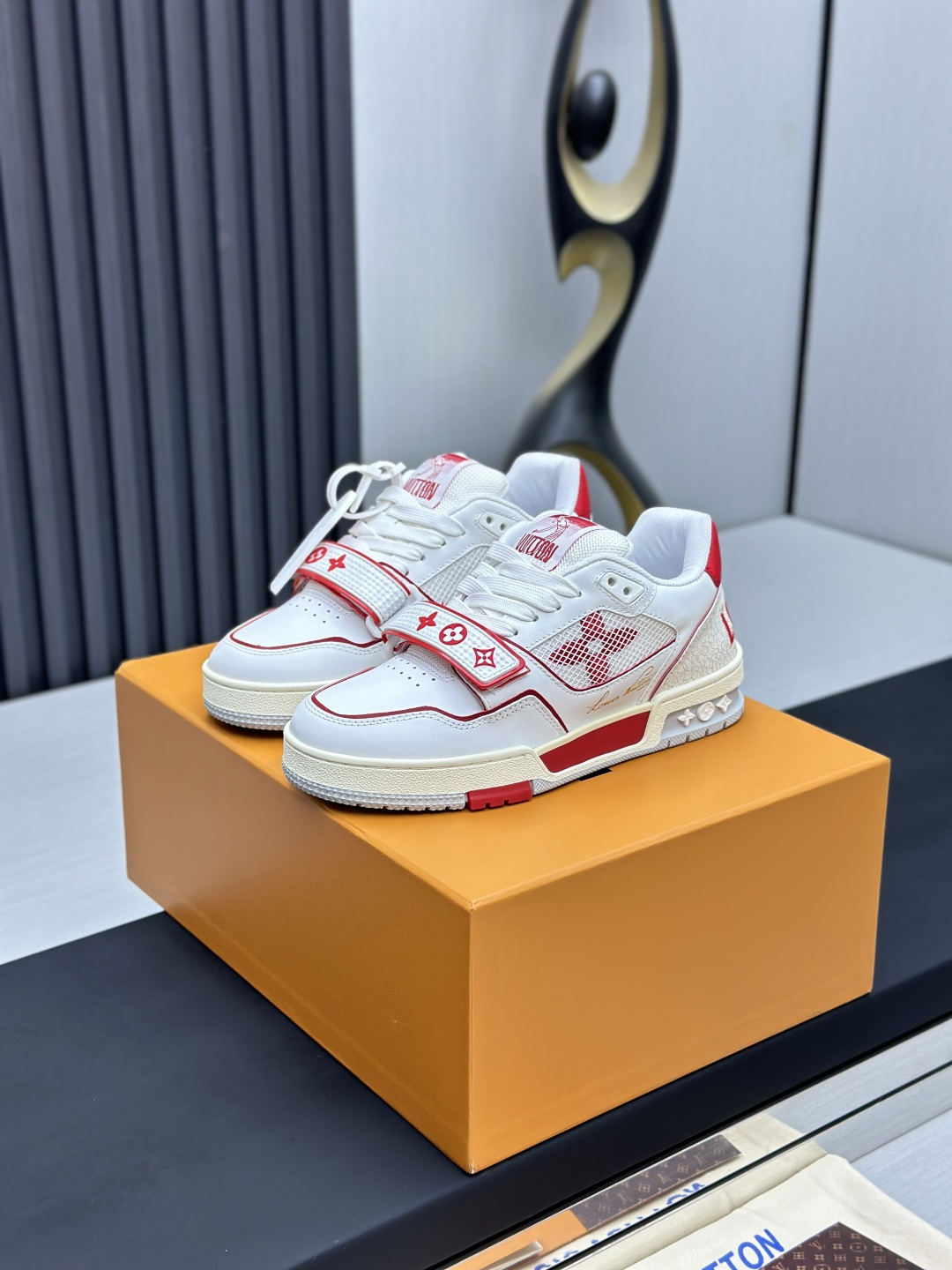 NO:169474,Factory D direct sales top version LV-Louis Vuitton-classic catwalk new model, empty glue craftsmanship·Original 11 development replica!  !  Very comfortable to put on the foot, luxurious materials, fine workmanship, midsole printed with English letters made in Europe, the upper is spliced ​​by calfskin imported from Italy, the side is decorated with brand LOGO logo and signature, the latest latex foot pad inner lining, the foot feels super comfortable. Original special supply of original two-color TPU combination sole. Packing process Goodyear stitching and locking edge Fabric: exclusive custom top layer cowhide Accessories: Exclusive private mold Vuitton logo, inner lining: Customized silky mesh - top layer silk cowhide inner lining Outsole: TPU combination sole wear-resistant, non-slip, yellow foot pad: new latex pad - mesh sweat-absorbing counter technology: full computer needle car pull wire toe back cover hot and cold set Full set of pull-up sleeve mid-low logo pattern Counter packaging - shoelace certificate card instruction manual Certificate of conformity Dust bag The most complete packaging of the entire network  Women's 35-40 Men's 38-46 (38/46 custom made without return!, casual shoes/sports shoes, louis vuitton, louis vuitton, sneakers, cowhide19860909D工厂直销顶级版本 LV-路易威登-经典走秀新款 空胶工艺·原版11开发复刻！！上脚非常舒适 奢侈用料,做工精细,中底印有欧洲制造英文字母 鞋面由意大利进口小牛皮拼接,侧边饰有品牌LOGO标志及签名,最新乳胶垫脚网布内里,脚感超舒适.原厂特供原版双色TPU组合大底.套包工艺 固特异缝合锁边 面料:独家定制头层牛皮 配件:独家私模Vuitton 标识, 内里:定制丝滑网里-头层丝绸牛皮内里 大底:TPU组合大底耐磨防滑防黄 垫脚:新款乳胶垫-网纱吸汗 专柜工艺:全电脑针车拉线 鞋头 后套 冷热定型 全套拉帮套楦中低logo花纹 专柜包装 -鞋带 证书 卡片 说明书 合格证 防尘袋 全网最齐包装 女款35-40男款38-46（38/46订做不退换！,休闲鞋/运动鞋,louis vuitton,louis vuitton,sneakers,cowhide,Women's Shoes