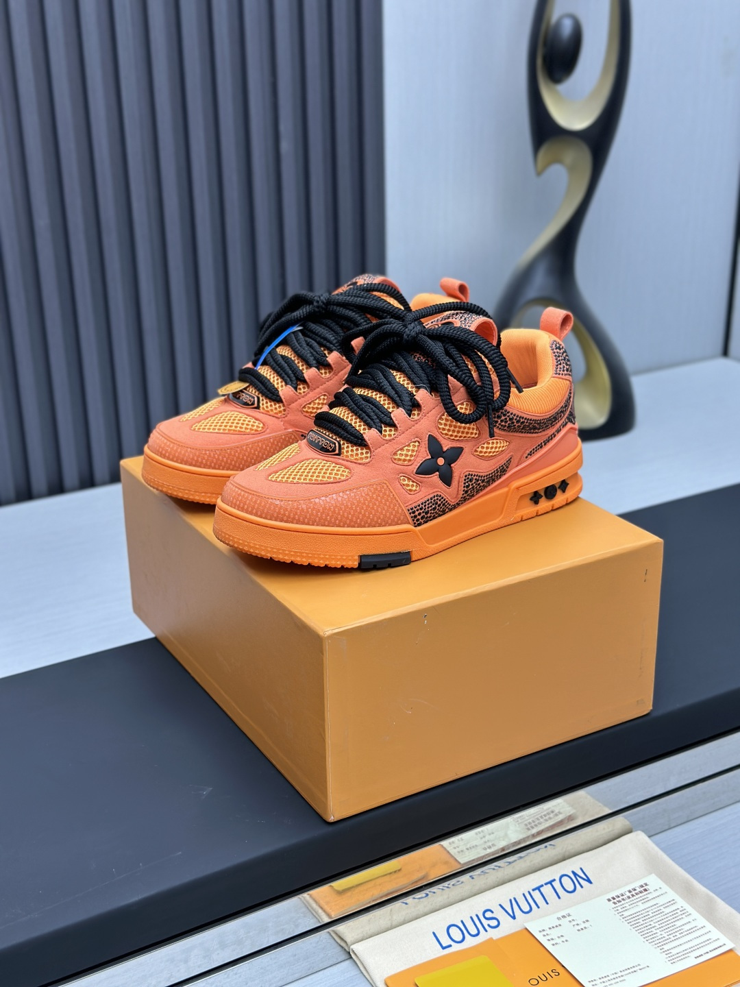 NO:169480,Factory direct sales top version LV-Louis Vuitton-Classic Show new model, empty glue craftsmanship·Original 11 development replica!  !  Very comfortable to put on the foot, luxurious materials, fine workmanship, midsole printed with English letters made in Europe, the upper is spliced ​​by calfskin imported from Italy, the side is decorated with brand LOGO logo and signature, the latest latex foot pad inner lining, the foot feels super comfortable. Original special supply of original two-color TPU combination sole. Packing process Goodyear stitching and locking edge Fabric: exclusive custom top layer cowhide Accessories: Exclusive private mold Vuitton logo, inner lining: Customized silky mesh - top layer silk cowhide inner lining Outsole: TPU combination sole wear-resistant, non-slip, yellow foot pad: new latex pad - mesh sweat-absorbing counter technology: full computer needle car pull wire toe back cover hot and cold set Full set of pull-up sleeve mid-low logo pattern Counter packaging - shoelace certificate card instruction manual Certificate of conformity Dust bag The most complete packaging of the entire network  Women's 35-40 Men's 38-46 (38/46 custom made without return!, casual shoes/sports shoes, louis vuitton, louis vuitton, sneakers, cowhide19860909工厂直销顶级版本 LV-路易威登-经典走秀新款 空胶工艺·原版11开发复刻！！上脚非常舒适 奢侈用料,做工精细,中底印有欧洲制造英文字母 鞋面由意大利进口小牛皮拼接,侧边饰有品牌LOGO标志及签名,最新乳胶垫脚网布内里,脚感超舒适.原厂特供原版双色TPU组合大底.套包工艺 固特异缝合锁边 面料:独家定制头层牛皮 配件:独家私模Vuitton 标识, 内里:定制丝滑网里-头层丝绸牛皮内里 大底:TPU组合大底耐磨防滑防黄 垫脚:新款乳胶垫-网纱吸汗 专柜工艺:全电脑针车拉线 鞋头 后套 冷热定型 全套拉帮套楦中低logo花纹 专柜包装 -鞋带 证书 卡片 说明书 合格证 防尘袋 全网最齐包装 女款35-40男款38-46（38/46订做不退换！,休闲鞋/运动鞋,louis vuitton,louis vuitton,sneakers,cowhide,Women's Shoes