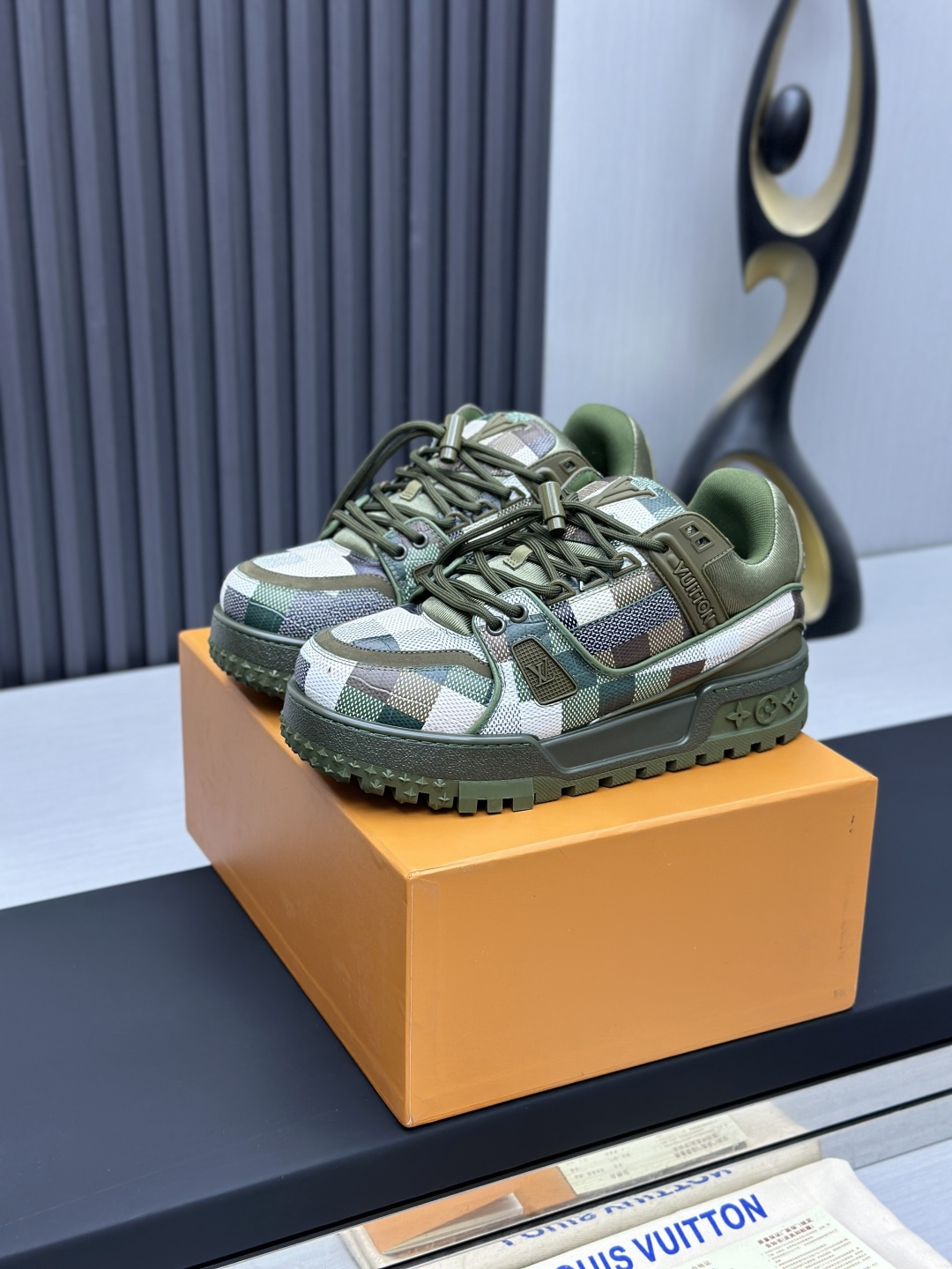 NO:169486,D top version (Fat Ding) LV-Louis Vuitton-Classic catwalk new model, empty glue craftsmanship·Original 11 development replica!  !  Very comfortable to put on the foot, luxurious materials, fine workmanship, midsole printed with English letters made in Europe, the upper is spliced ​​by calfskin imported from Italy, the side is decorated with brand LOGO logo and signature, the latest latex foot pad inner lining, the foot feels super comfortable. Original special supply of original two-color TPU combination sole. Packing process Goodyear stitching and locking edge Fabric: exclusive custom top layer cowhide Accessories: Exclusive private mold Vuitton logo, inner lining: Customized silky mesh - top layer silk cowhide inner lining Outsole: TPU combination sole wear-resistant, non-slip, yellow foot pad: new latex pad - mesh sweat-absorbing counter technology: full computer needle car pull wire toe back cover hot and cold set Full set of pull-up sleeve mid-low logo pattern Counter packaging - shoelace certificate card instruction manual Certificate of conformity Dust bag The most complete packaging of the entire network  Women's 35-40 Men's 38-46 (38/46 custom made without return!, casual shoes/sports shoes, louis vuitton, louis vuitton, sneakers, cowhide19860909D顶级版本（胖丁）LV-路易威登-经典走秀新款 空胶工艺·原版11开发复刻！！上脚非常舒适 奢侈用料,做工精细,中底印有欧洲制造英文字母 鞋面由意大利进口小牛皮拼接,侧边饰有品牌LOGO标志及签名,最新乳胶垫脚网布内里,脚感超舒适.原厂特供原版双色TPU组合大底.套包工艺 固特异缝合锁边 面料:独家定制头层牛皮 配件:独家私模Vuitton 标识, 内里:定制丝滑网里-头层丝绸牛皮内里 大底:TPU组合大底耐磨防滑防黄 垫脚:新款乳胶垫-网纱吸汗 专柜工艺:全电脑针车拉线 鞋头 后套 冷热定型 全套拉帮套楦中低logo花纹 专柜包装 -鞋带 证书 卡片 说明书 合格证 防尘袋 全网最齐包装 女款35-40男款38-46（38/46订做不退换！,休闲鞋/运动鞋,louis vuitton,louis vuitton,sneakers,cowhide,Women's Shoes