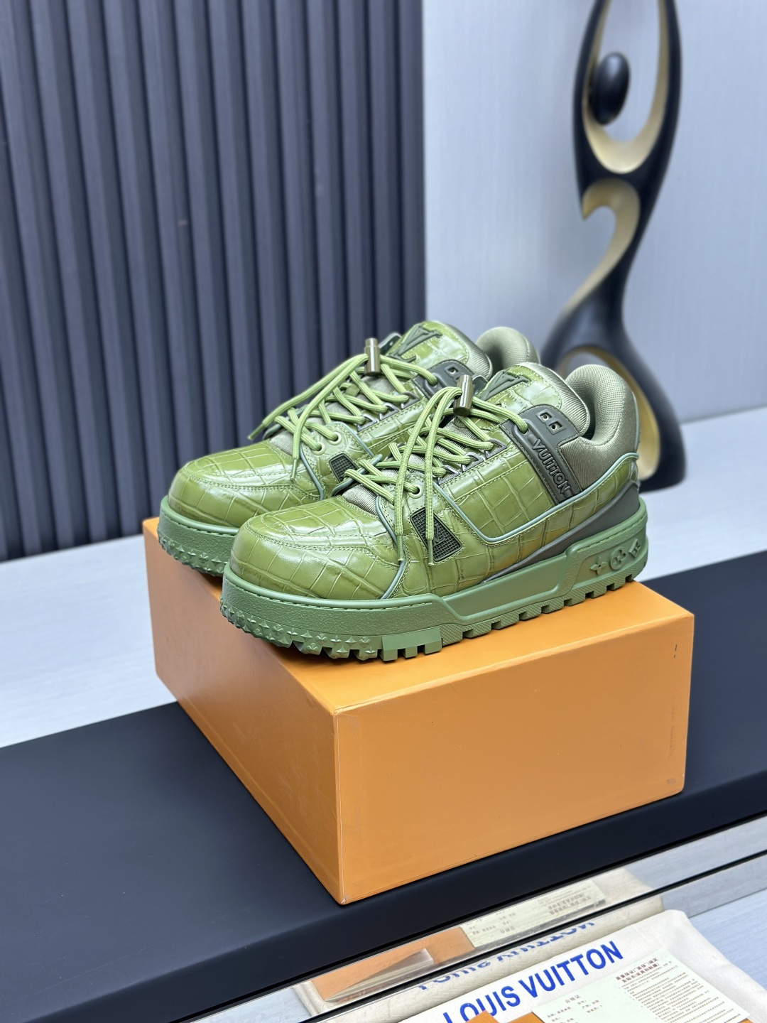 NO:169492,Top version (Fat Ding) LV-Louis Vuitton-Classic Show new model, empty glue craftsmanship·Original 11 development replica!  !  Very comfortable to put on the foot, luxurious materials, fine workmanship, midsole printed with English letters made in Europe, the upper is spliced ​​by calfskin imported from Italy, the side is decorated with brand LOGO logo and signature, the latest latex foot pad inner lining, the foot feels super comfortable. Original special supply of original two-color TPU combination sole. Packing process Goodyear stitching and locking edge Fabric: exclusive custom top layer cowhide Accessories: Exclusive private mold Vuitton logo, inner lining: Customized silky mesh - top layer silk cowhide inner lining Outsole: TPU combination sole wear-resistant, non-slip, yellow foot pad: new latex pad - mesh sweat-absorbing counter technology: full computer needle car pull wire toe back cover hot and cold set Full set of pull-up sleeve mid-low logo pattern Counter packaging - shoelace certificate card instruction manual Certificate of conformity Dust bag The most complete packaging of the entire network  Women's 35-40 Men's 38-46 (38/46 custom made without return!, casual shoes/sports shoes, louis vuitton, louis vuitton, sneakers, cowhide19860909顶级版本（胖丁）LV-路易威登-经典走秀新款 空胶工艺·原版11开发复刻！！上脚非常舒适 奢侈用料,做工精细,中底印有欧洲制造英文字母 鞋面由意大利进口小牛皮拼接,侧边饰有品牌LOGO标志及签名,最新乳胶垫脚网布内里,脚感超舒适.原厂特供原版双色TPU组合大底.套包工艺 固特异缝合锁边 面料:独家定制头层牛皮 配件:独家私模Vuitton 标识, 内里:定制丝滑网里-头层丝绸牛皮内里 大底:TPU组合大底耐磨防滑防黄 垫脚:新款乳胶垫-网纱吸汗 专柜工艺:全电脑针车拉线 鞋头 后套 冷热定型 全套拉帮套楦中低logo花纹 专柜包装 -鞋带 证书 卡片 说明书 合格证 防尘袋 全网最齐包装 女款35-40男款38-46（38/46订做不退换！,休闲鞋/运动鞋,louis vuitton,louis vuitton,sneakers,cowhide,Women's Shoes