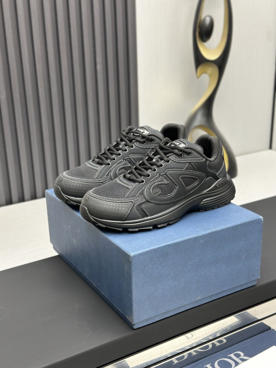 NO:786174,Dior's latest popular casual shoes for couples [face-grabbing NB?  Now is the era of D'O B30. 'Dad Shoes' style shoes that comply with the retro market trend!  The Dior logo on the tongue also indicates the model number of this pair of shoes is B30!  The shoe body is made of fine-textured leather and mesh fabric materials. Conspicuous reflective letters CD are affixed on both sides of the shoe body to indicate identity. Dior GD9156 is outlined in many lines on the shoe body, making the overall shoe look less monotonous. It is equipped with a cream EVA and rubber mixed outsole, which is full of retro style. Size women's code 35-39 (customized to 40, non-refundable)  Men's size 39-44 (45/46 customized, non-returnable), casual shoes/sports shoes, dior, dior, sneakers19860909迪奥最新火爆情侣休闲鞋【撞脸NB？现已是D奥B30】时代 顺应复古市场趋势的「Dad Shoes」风格鞋款！ 鞋舌上的Dior标志,也注明了这双鞋的型号为 B30！运用了质感细腻的皮革与网眼布面材 质拼接成鞋身,鞋身两侧贴有显眼的反光字母CD表明身份,鞋身多处线条勾勒迪奥GD9156,让鞋子整体看起来不那么单调.搭载奶油色EVA、橡胶混合大底,复古风十足 Size女码35-39（40定做不退换） 男码39-44（45/46定做不退换）,休闲鞋/运动鞋,dior,dior,sneakers,Women's Shoes