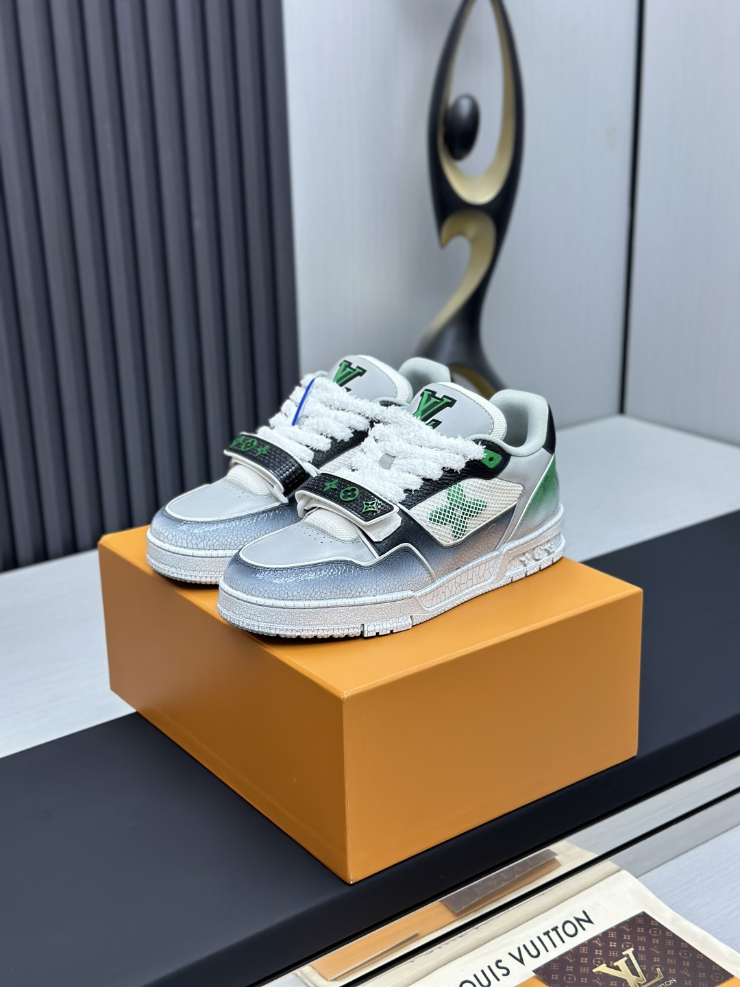 NO:169504,Factory direct sales (high-end supply of Dongguan production) top version of water-washing crack process LV-Louis Vuitton-classic catwalk new model Empty glue process·Original 11 development and reproduction!  !  Very comfortable to put on the foot, luxurious materials, fine workmanship, midsole printed with English letters made in Europe, the upper is spliced ​​by calfskin imported from Italy, the side is decorated with brand LOGO logo and signature, the latest latex foot pad inner lining, the foot feels super comfortable. Original special supply of original two-color TPU combination sole. Packing process Goodyear stitching and locking edge Fabric: Exclusive custom washing process Accessories: Exclusive private mold Vuitton logo, inner lining: Custom silky mesh - top layer silk inner lining Outsole: TPU combination sole wear-resistant, non-slip, yellow foot pad: new latex pad - mesh sweat-absorbing counter technology: full computer needle car pull wire toe back cover hot and cold set Full set of pull-up sleeve medium and low logo pattern Counter packaging - shoelace certificate card instruction manual Certificate of conformity Dust bag The most complete packaging of the entire network  Men's 38-45, casual shoes/sports shoes, louis vuitton, louis vuitton, sneakers, cowhide19860909工厂直销（莞产高端货源）水洗裂纹工艺顶级版本 LV-路易威登-经典走秀新款 空胶工艺·原版11开发复刻！！上脚非常舒适 奢侈用料,做工精细,中底印有欧洲制造英文字母 鞋面由意大利进口小牛皮拼接,侧边饰有品牌LOGO标志及签名,最新乳胶垫脚网布内里,脚感超舒适.原厂特供原版双色TPU组合大底.套包工艺 固特异缝合锁边 面料:独家定制水洗工艺 配件:独家私模Vuitton 标识, 内里:定制丝滑网里-头层丝绸内里 大底:TPU组合大底耐磨防滑防黄 垫脚:新款乳胶垫-网纱吸汗 专柜工艺:全电脑针车拉线 鞋头 后套 冷热定型 全套拉帮套楦中低logo花纹 专柜包装 -鞋带 证书 卡片 说明书 合格证 防尘袋 全网最齐包装 男款38-45,休闲鞋/运动鞋,louis vuitton,louis vuitton,sneakers,cowhide,Women's Shoes