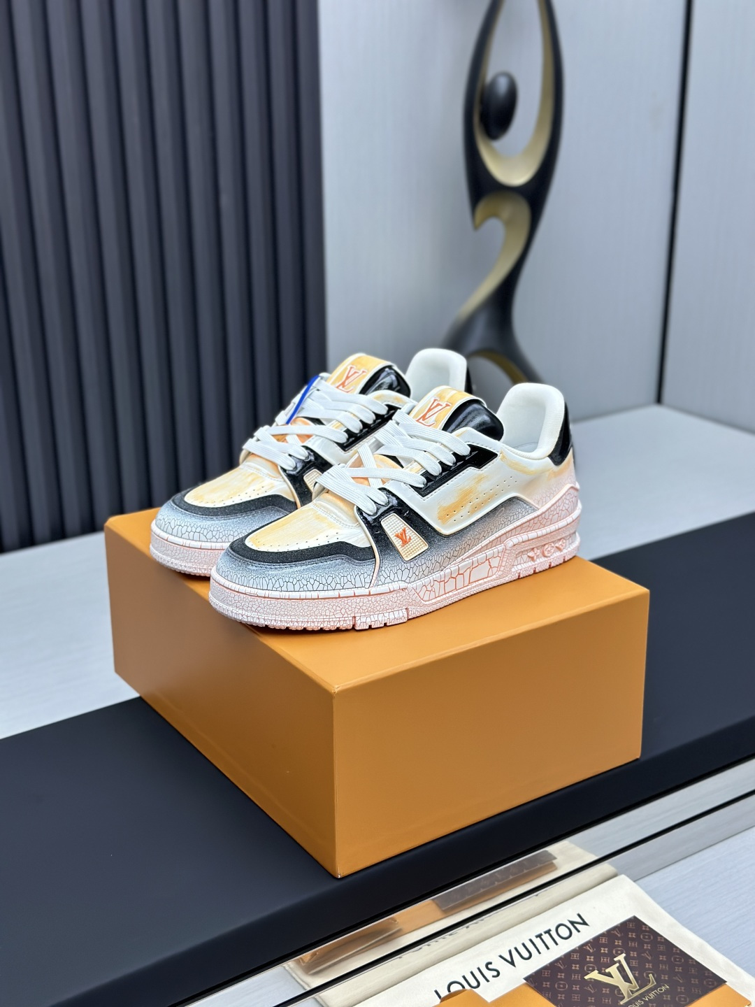 NO:169461,Factory direct sales (high-end supply of Dongguan production) top version of water-washing crack process LV-Louis Vuitton-classic catwalk new model Empty glue process·Original 11 development and reproduction!  !  Very comfortable to put on the foot, luxurious materials, fine workmanship, midsole printed with English letters made in Europe, the upper is spliced ​​by calfskin imported from Italy, with brand logo and signature on the side, the latest latex footbed mesh inner lining, the foot feels super comfortable. Original special supply of original two-color TPU combination sole. Packing process Goodyear sewing locking edge Fabric: Exclusive custom washing process Accessories: Exclusive private mold Vuitton logo, inner lining: Custom silky mesh inner lining - top layer silk inner lining Outsole: TPU combination sole wear-resistant, non-slip and yellow footbed: New latex mat-mesh sweat-absorbing counter technology: full computer needle car pulling wire toe back cover hot and cold set Full set of pull-up sleeves last medium and low logo pattern Special counter packaging - shoelaces Certificate Card Instruction Certificate of conformity Dust bag The most complete packaging of the entire network Women's model 35-40  Men's 38-45, casual shoes/sports shoes, louis vuitton, louis vuitton, sneakers, cowhide19860909工厂直销（莞产高端货源）水洗裂纹工艺顶级版本 LV-路易威登-经典走秀新款 空胶工艺·原版11开发复刻！！上脚非常舒适 奢侈用料,做工精细,中底印有欧洲制造英文字母 鞋面由意大利进口小牛皮拼接,侧边饰有品牌LOGO标志及签名,最新乳胶垫脚网布内里,脚感超舒适.原厂特供原版双色TPU组合大底.套包工艺 固特异缝合锁边 面料:独家定制水洗工艺 配件:独家私模Vuitton 标识, 内里:定制丝滑网里-头层丝绸内里 大底:TPU组合大底耐磨防滑防黄 垫脚:新款乳胶垫-网纱吸汗 专柜工艺:全电脑针车拉线 鞋头 后套 冷热定型 全套拉帮套楦中低logo花纹 专柜包装 -鞋带 证书 卡片 说明书 合格证 防尘袋 全网最齐包装 女款35-40 男款38-45,休闲鞋/运动鞋,louis vuitton,louis vuitton,sneakers,cowhide,Women's Shoes