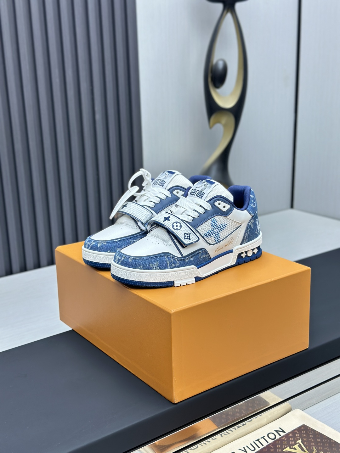 NO:169394,Factory direct sales top version LV-Louis Vuitton-Classic Show new model, empty glue craftsmanship·Original 11 development replica!  !  Very comfortable to put on the foot, luxurious materials, fine workmanship, midsole printed with English letters made in Europe, the upper is spliced ​​by calfskin imported from Italy, the side is decorated with brand LOGO logo and signature, the latest latex foot pad inner lining, the foot feels super comfortable. Original special supply of original two-color TPU combination sole. Packing process Goodyear stitching and locking edge Fabric: exclusive custom top layer cowhide Accessories: Exclusive private mold Vuitton logo, inner lining: Customized silky mesh - top layer silk cowhide inner lining Outsole: TPU combination sole wear-resistant, non-slip, yellow foot pad: new latex pad - mesh sweat-absorbing counter technology: full computer needle car pull wire toe back cover hot and cold set Full set of pull-up sleeve mid-low logo pattern Counter packaging - shoelace certificate card instruction manual Certificate of conformity Dust bag The most complete packaging of the entire network  Women's 35-40 Men's 38-46 (38/46 custom made without return!, casual shoes/sports shoes, louis vuitton, louis vuitton, sneakers, cowhide19860909工厂直销顶级版本 LV-路易威登-经典走秀新款 空胶工艺·原版11开发复刻！！上脚非常舒适 奢侈用料,做工精细,中底印有欧洲制造英文字母 鞋面由意大利进口小牛皮拼接,侧边饰有品牌LOGO标志及签名,最新乳胶垫脚网布内里,脚感超舒适.原厂特供原版双色TPU组合大底.套包工艺 固特异缝合锁边 面料:独家定制头层牛皮 配件:独家私模Vuitton 标识, 内里:定制丝滑网里-头层丝绸牛皮内里 大底:TPU组合大底耐磨防滑防黄 垫脚:新款乳胶垫-网纱吸汗 专柜工艺:全电脑针车拉线 鞋头 后套 冷热定型 全套拉帮套楦中低logo花纹 专柜包装 -鞋带 证书 卡片 说明书 合格证 防尘袋 全网最齐包装 女款35-40男款38-46（38/46订做不退换！,休闲鞋/运动鞋,louis vuitton,louis vuitton,sneakers,cowhide,Women's Shoes