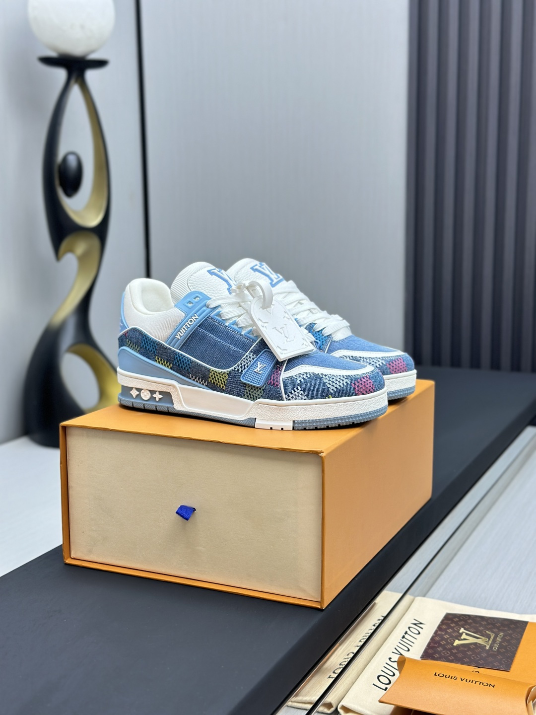 NO:227013,Factory direct sales top version LV-Louis Vuitton-Classic Show new model, empty glue craftsmanship·Original 11 development replica!  !  Very comfortable to put on the foot, luxurious materials, fine workmanship, midsole printed with English letters made in Europe, the upper is spliced ​​by calfskin imported from Italy, the side is decorated with brand LOGO logo and signature, the latest latex foot pad inner lining, the foot feels super comfortable. Original special supply of original two-color TPU combination sole. Packing process Goodyear stitching and locking edge Fabric: exclusive custom top layer cowhide Accessories: Exclusive private mold Vuitton logo, inner lining: Customized silky mesh - top layer silk cowhide inner lining Outsole: TPU combination sole wear-resistant, non-slip, yellow foot pad: new latex pad - mesh sweat-absorbing counter technology: full computer needle car pull wire toe back cover hot and cold set Full set of pull-up sleeve mid-low logo pattern Counter packaging - shoelace certificate card instruction manual Certificate of conformity Dust bag The most complete packaging of the entire network  Women's 35-40 Men's 38-46 (38/46 custom made without return!, casual shoes/sports shoes, louis vuitton, louis vuitton, sneakers, cowhide19860909工厂直销顶级版本 LV-路易威登-经典走秀新款 空胶工艺·原版11开发复刻！！上脚非常舒适 奢侈用料,做工精细,中底印有欧洲制造英文字母 鞋面由意大利进口小牛皮拼接,侧边饰有品牌LOGO标志及签名,最新乳胶垫脚网布内里,脚感超舒适.原厂特供原版双色TPU组合大底.套包工艺 固特异缝合锁边 面料:独家定制头层牛皮 配件:独家私模Vuitton 标识, 内里:定制丝滑网里-头层丝绸牛皮内里 大底:TPU组合大底耐磨防滑防黄 垫脚:新款乳胶垫-网纱吸汗 专柜工艺:全电脑针车拉线 鞋头 后套 冷热定型 全套拉帮套楦中低logo花纹 专柜包装 -鞋带 证书 卡片 说明书 合格证 防尘袋 全网最齐包装 女款35-40男款38-46（38/46订做不退换！,休闲鞋/运动鞋,louis vuitton,louis vuitton,sneakers,cowhide,Women's Shoes