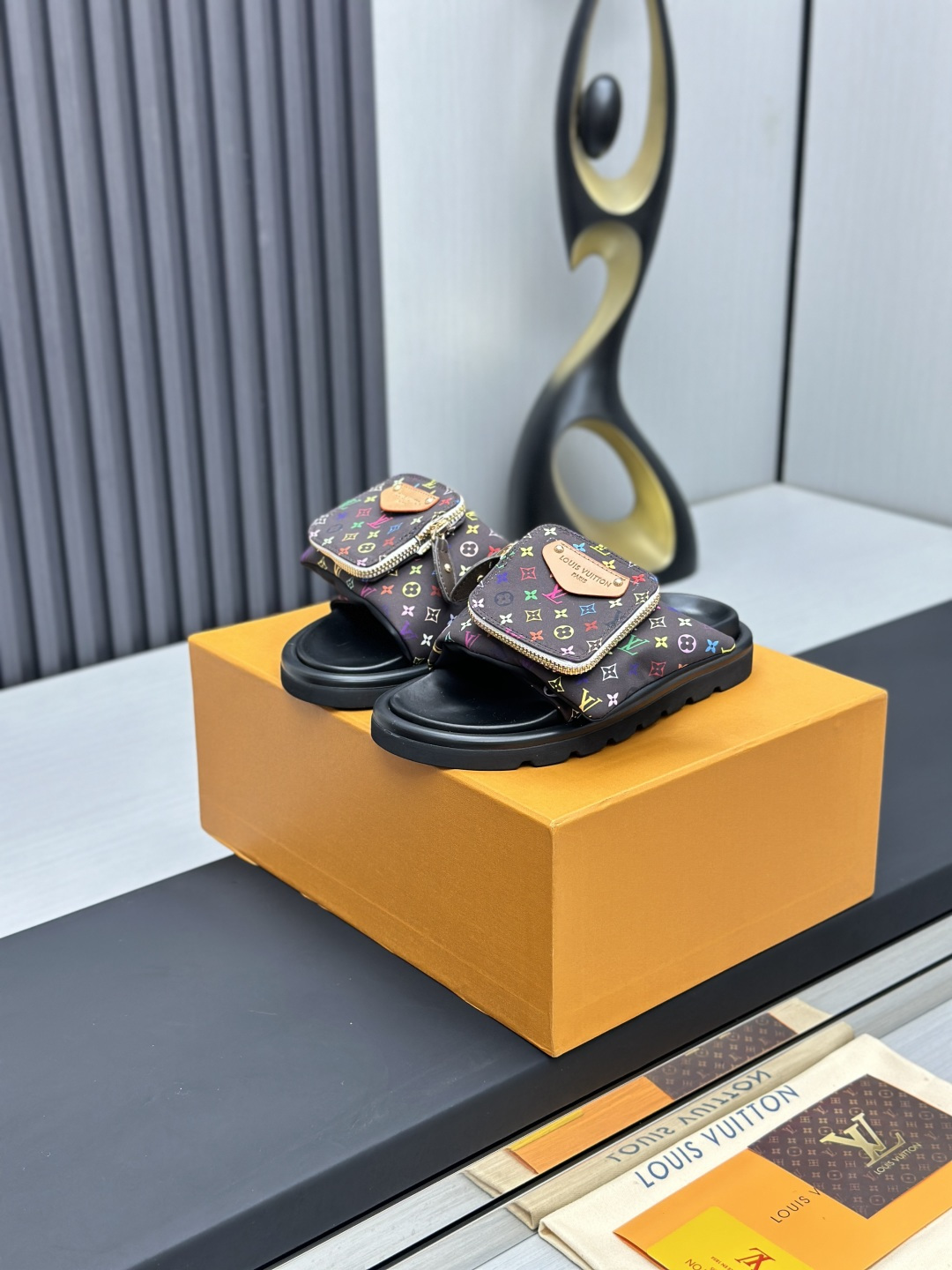 NO:227008,Direct sales of factory LV Louis Vuitton Ljiadou brand POOL PILLOW COMFORT Velcro animal pattern denim chessboard relief bread flat sandals original purchase and development made this model Pool Pillow Comfort flat sandals were designed by the brand and Chinese artist Sun Yidian. Monogram nylon constructs adjustable padded shoelaces, which releases the cute animal image of the artist's pen. Zebras and spotted dogs break the visual symmetry and explain the humorous interest. Exquisite packaging of the delivery counter Fabric: original customized technology fabric fabric inner original customized sheepskin footbed sole original open mold rubber foam sole 4CM thick sole Size: women's model 35-40 / men's model 39-45, slippers, louis  vuitton,louis vuitton,louis vuitton,louis vuitton,slippers,sheepskin19860909跑量价工厂直销 LV路易威登L家驴牌 POOL PILLOW COMFORT 魔术贴 动物图案 丹宁牛仔布 棋盘格 浮雕 面包 平底凉拖鞋 原版购入开发 做货 本款 Pool Pillow Comfort 平底凉拖由品牌与中国艺术家孙一钿联袂设计.Monogram 锦纶构筑可调节衬垫鞋带,其上映现艺术家笔下的可爱动物形象.斑马和斑点狗打破视觉对称,尽释诙谐意趣 配送专柜精美包装 面料:原版定制科技织物面料 内里原版定制羊皮垫脚 鞋底原版开模橡胶发泡大底 底厚4CM Size:女款35-40 / 男款39-45,拖鞋,louis vuitton,louis vuitton,louis vuitton,louis vuitton,slippers,sheepskin,Women's Shoes