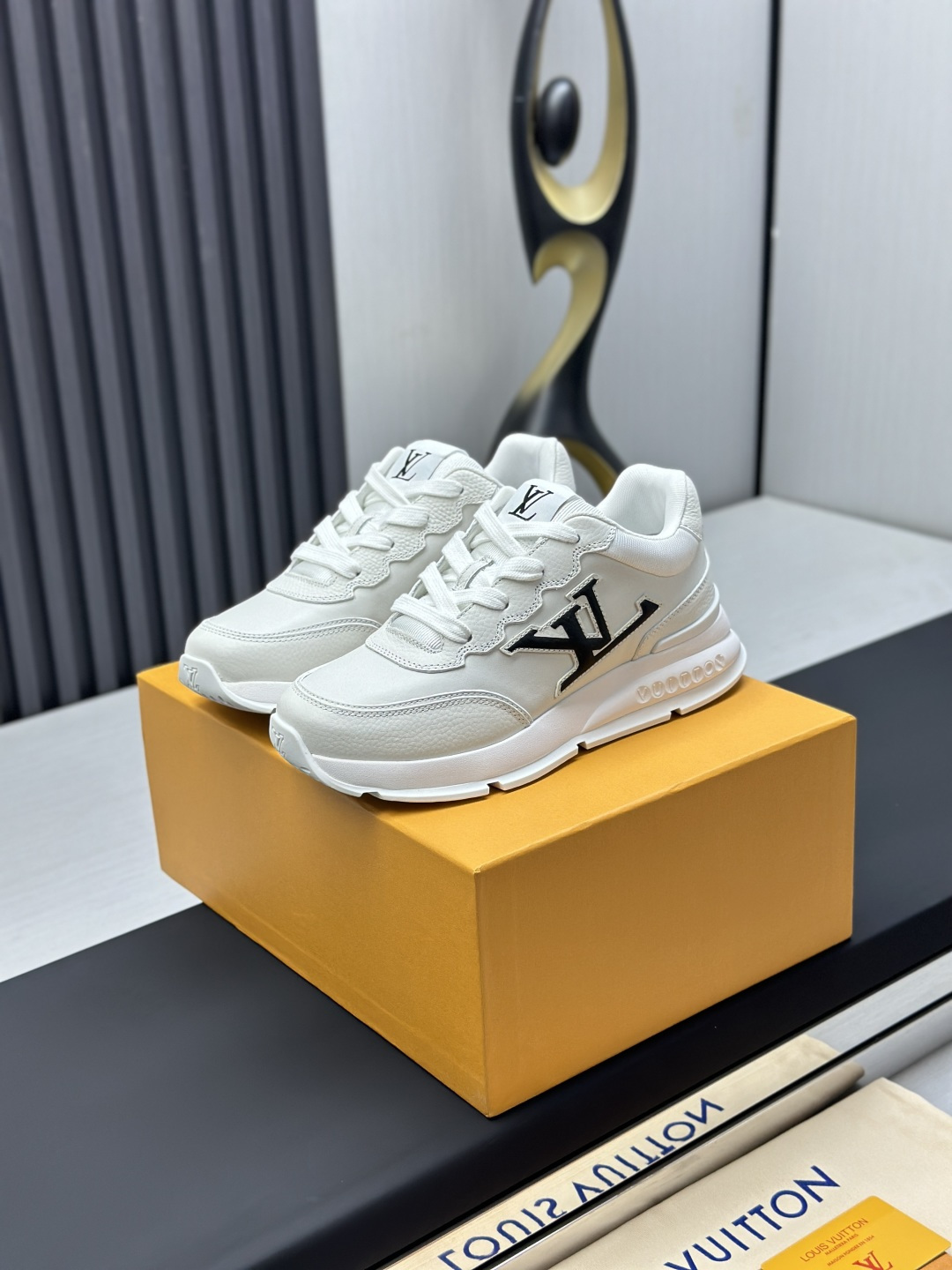 NO:559341,Factory direct sales top version LV-Louis Vuitton-classic catwalk new model original 11 developed and re-engraved!  !  The upper foot is very comfortable. It is made of luxurious materials and fine workmanship. The midsole is printed with English letters 'Made in Europe'. The upper is made of calfskin imported from Italy. The side is decorated with the brand LOGO and signature. The latest latex foot mesh lining makes the foot feel super comfortable. The original two-color TPU combination outsole is specially provided by the factory. The package technology is Goodyear stitched and overlocked. Fabric: Exclusive custom-made first-layer cowhide. Accessories: Exclusive private model Vuitton logo.  Inner lining: Customized silky mesh lining - first-layer silk cowhide lining Outsole: TPU combination outsole, wear-resistant, non-slip and anti-yellowing Foot pads: New latex pads - mesh sweat-absorbent Counter technology: Fully computerized sewing machine to pull the thread Toe cap Back cover Hot and cold shaping Full set of pull-top lasts with medium and low logo pattern Counter LVGD9183 - Shoelaces Certificate Card Instruction Manual Certificate of Certification Dust bag   The most comprehensive collection of LVGD9183 men's models 38-46 (38/46, custom-made, non-refundable!, casual shoes/sports shoes, louis vuitton, louis vuitton, sneakers, cowhide)19860909工厂直销顶级版本 LV-路易威登-经典走秀新款 原版11开发复刻！！上脚非常舒适 奢侈用料,做工精细,中底印有欧洲制造英文字母 鞋面由意大利进口小牛皮拼接,侧边饰有品牌LOGO标志及签名,最新乳胶垫脚网布内里,脚感超舒适.原厂特供原版双色TPU组合大底.套包工艺 固特异缝合锁边 面料:独家定制头层牛皮 配件:独家私模Vuitton 标识, 内里:定制丝滑网里-头层丝绸牛皮内里 大底:TPU组合大底耐磨防滑防黄 垫脚:新款乳胶垫-网纱吸汗 专柜工艺:全电脑针车拉线 鞋头 后套 冷热定型 全套拉帮套楦中低logo花纹 专柜LVGD9183 -鞋带 证书 卡片 说明书 合格证 防尘袋 全网最齐LVGD9183 男款38-46（38/46订做不退换！,休闲鞋/运动鞋,louis vuitton,louis vuitton,sneakers,cowhide,Women's Shoes