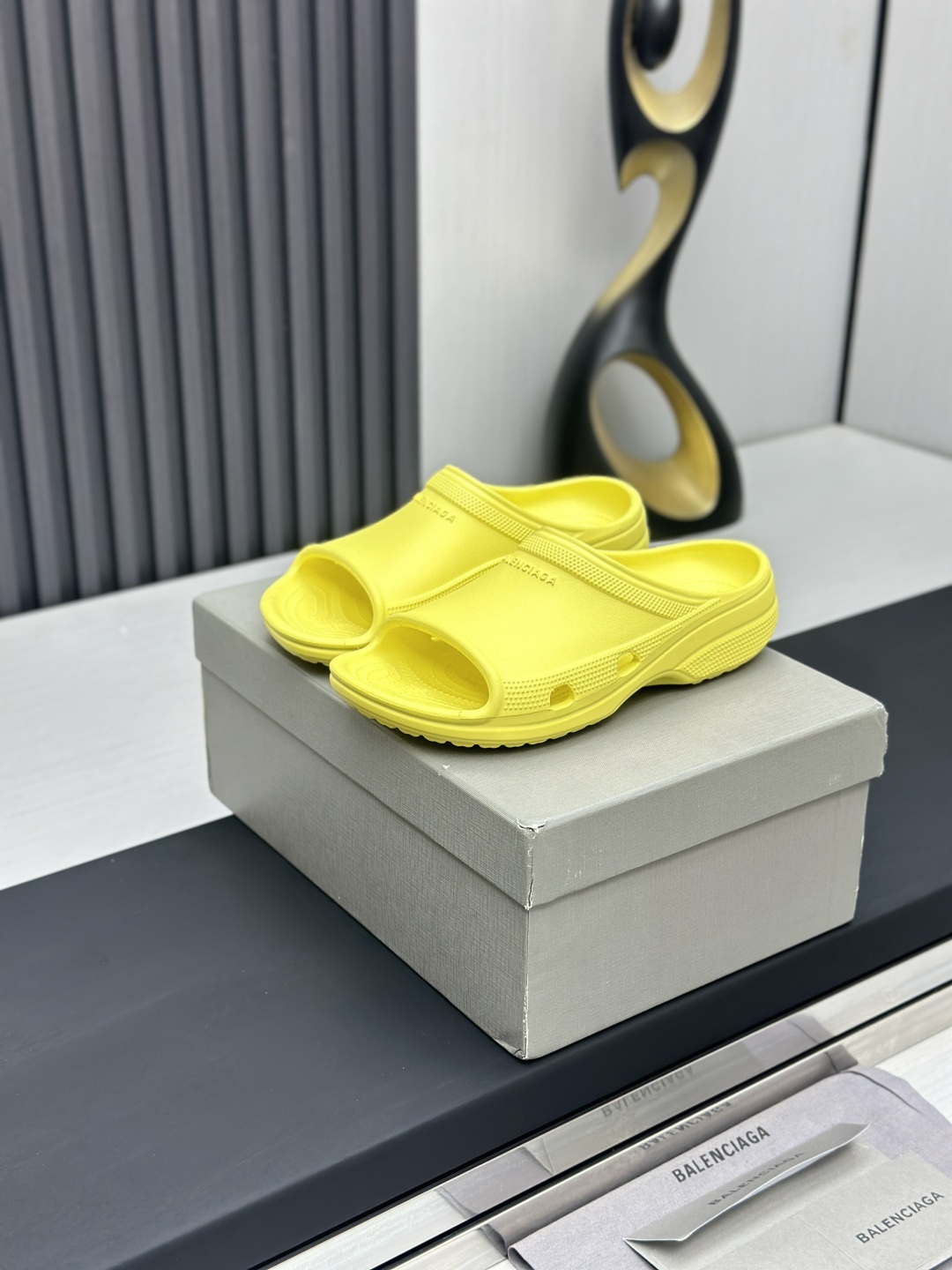 NO:401828,Balenciaga Couple semi-drag Original archive development, all details are compared with the original shoes, TPU integrated forming soft sole, which can be called the 'most beautiful slippers' on the market. The biggest highlight of this shoe is the integrated forming outsole, 'three-dimensional logo, side TPU breathable holes match the original version, 'Balenciaga' outsole LOGO full of three-dimensional sense. Size 35 36 37 38 39 40 41 42 43 44 45, slippers, balenciaga, balenciaga, slippers19860909跑量价巴黎世家Balenciaga 情侣半拖 原厂原档案开发,所有细节做工比对原鞋,TPU一体成形软底,堪称目前市面上“最美拖鞋”,该鞋款最大的亮点在于一体成型大底,“立体Logo,侧边TPU透气孔匹配原版,“Balenciaga”大底LOGO立体感十足. 尺码35 36 37 38 39 40 41 42 43 44 45,拖鞋,balenciaga,balenciaga,slippers,Women's Shoes