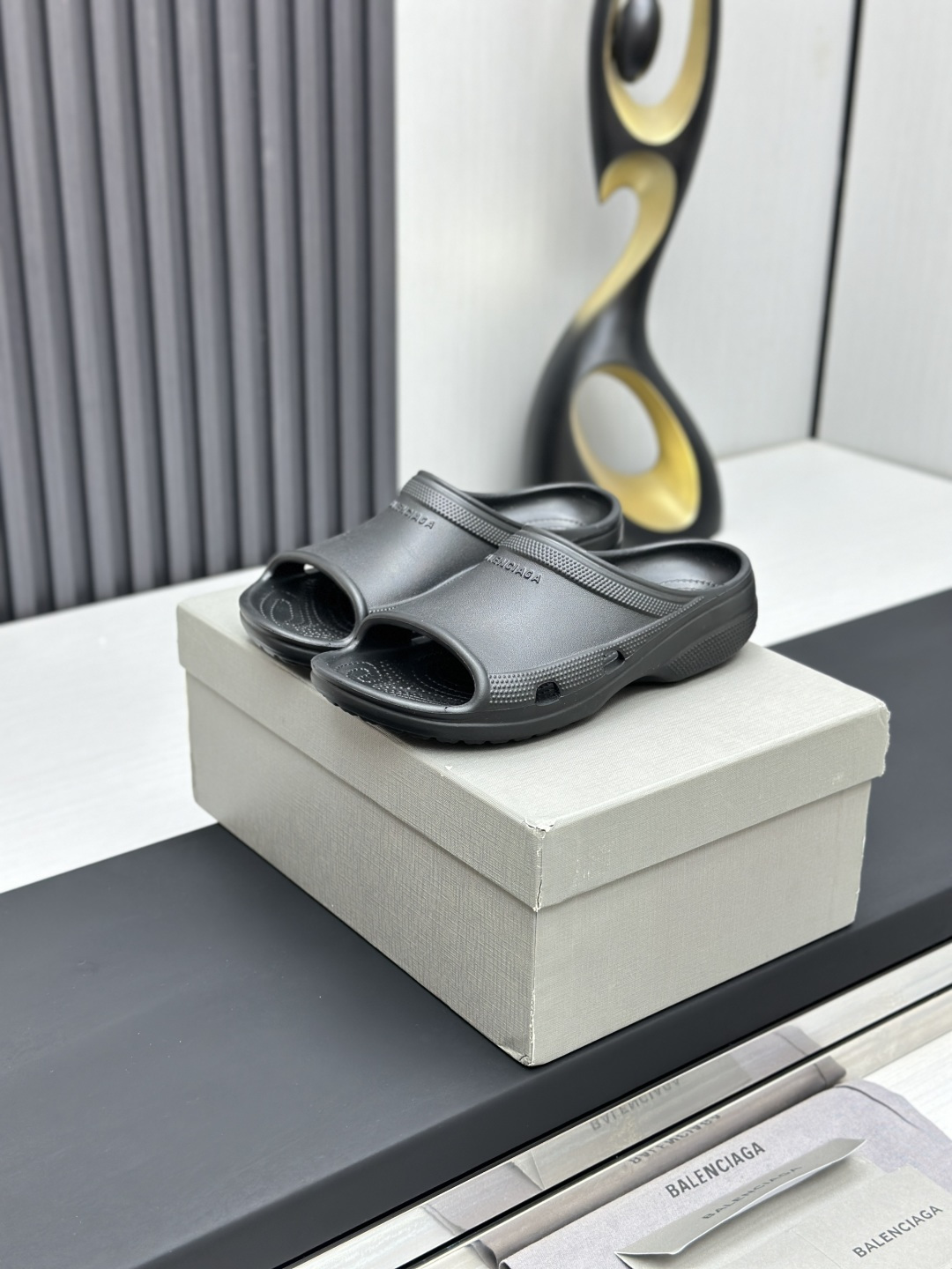 NO:401824,Balenciaga Couple semi-drag Original archive development, all details are compared with the original shoes, TPU integrated forming soft sole, which can be called the 'most beautiful slippers' on the market. The biggest highlight of this shoe is the integrated forming outsole, 'three-dimensional logo, side TPU breathable holes match the original version, 'Balenciaga' outsole LOGO full of three-dimensional sense. Size 35 36 37 38 39 40 41 42 43 44 45, slippers, balenciaga, balenciaga, slippers19860909跑量价巴黎世家Balenciaga 情侣半拖 原厂原档案开发,所有细节做工比对原鞋,TPU一体成形软底,堪称目前市面上“最美拖鞋”,该鞋款最大的亮点在于一体成型大底,“立体Logo,侧边TPU透气孔匹配原版,“Balenciaga”大底LOGO立体感十足. 尺码35 36 37 38 39 40 41 42 43 44 45,拖鞋,balenciaga,balenciaga,slippers,Women's Shoes