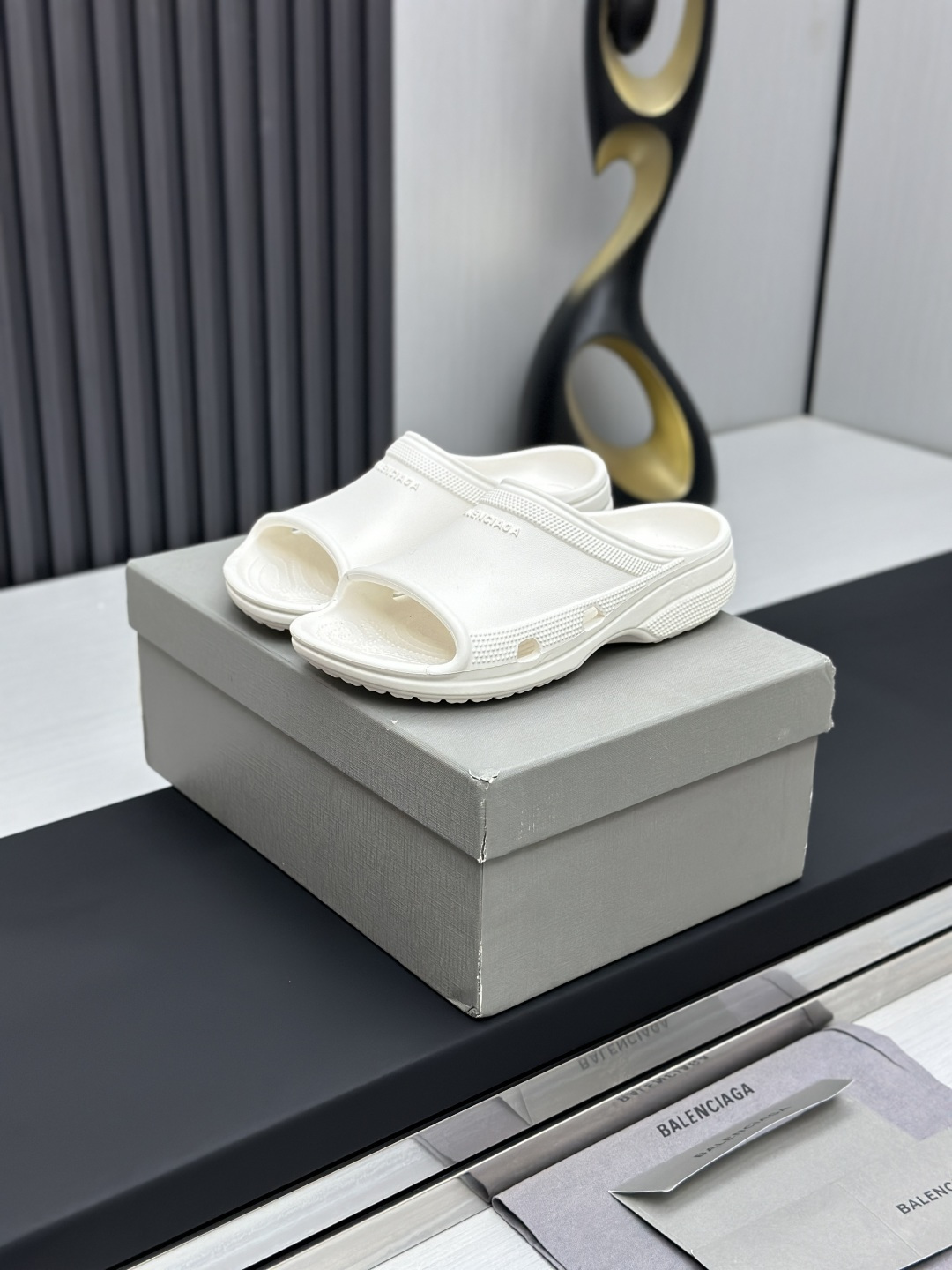 NO:401833,Balenciaga Couple semi-drag Original archive development, all details are compared with the original shoes, TPU integrated forming soft sole, which can be called the 'most beautiful slippers' on the market. The biggest highlight of this shoe is the integrated forming outsole, 'three-dimensional logo, side TPU breathable holes match the original version, 'Balenciaga' outsole LOGO full of three-dimensional sense. Size 35 36 37 38 39 40 41 42 43 44 45 Product number 667850, slippers, balenciaga, balenciaga, slippers19860909跑量价巴黎世家Balenciaga 情侣半拖 原厂原档案开发,所有细节做工比对原鞋,TPU一体成形软底,堪称目前市面上“最美拖鞋”,该鞋款最大的亮点在于一体成型大底,“立体Logo,侧边TPU透气孔匹配原版,“Balenciaga”大底LOGO立体感十足. 尺码35 36 37 38 39 40 41 42 43 44 45 产品编号667850,拖鞋,balenciaga,balenciaga,slippers,Women's Shoes