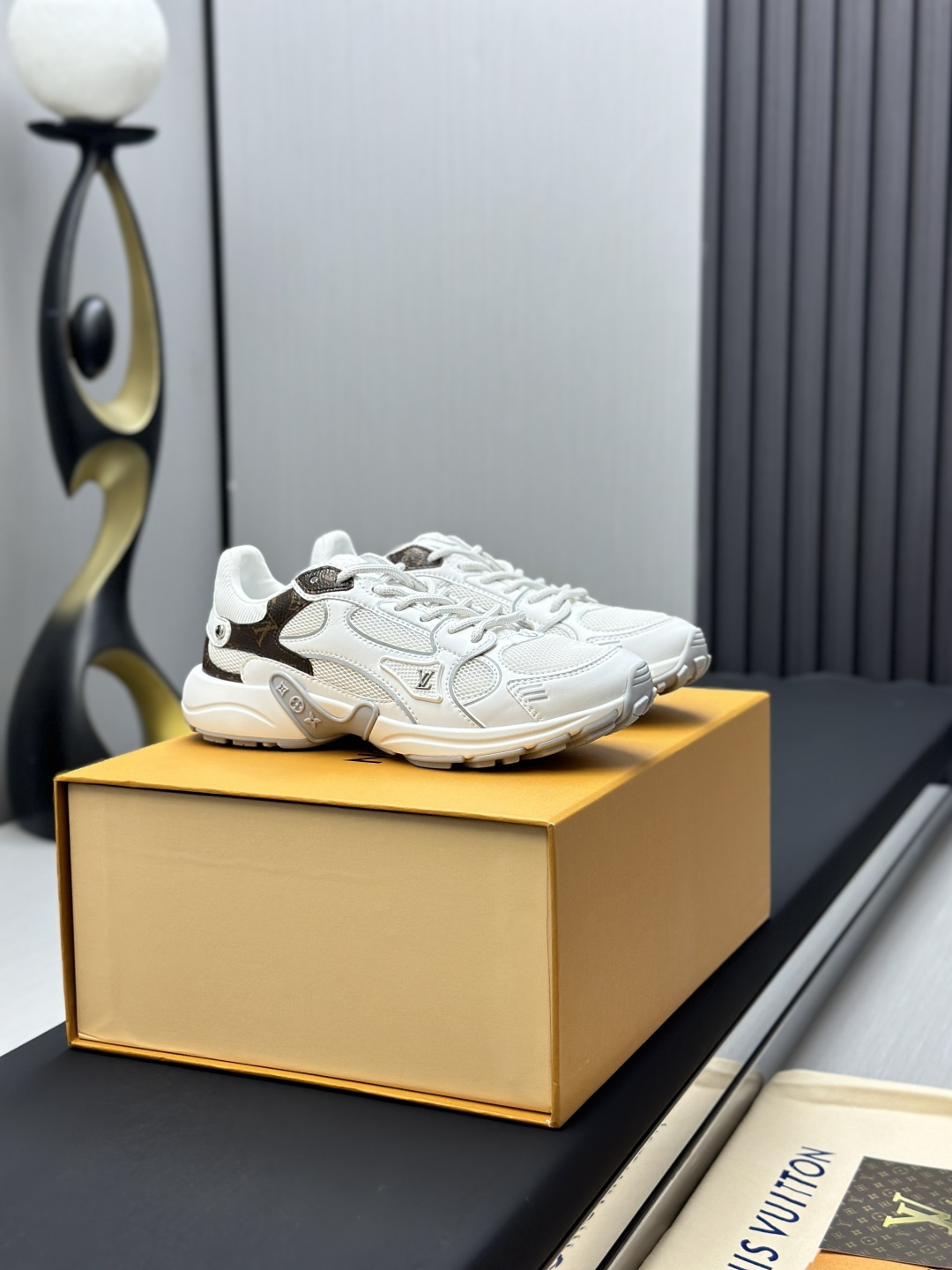 NO:557141,[Real price] Top version LV-Louis Vuitton-classic catwalk new style original 11 developed and re-engraved!  !  The upper foot is very comfortable. It is made of luxurious materials and fine workmanship. The midsole is printed with English letters 'Made in Europe'. The upper is made of calfskin imported from Italy. The side is decorated with the brand LOGO and signature. The latest latex foot mesh lining makes the foot feel super comfortable. The original two-color TPU combination outsole is specially provided by the factory. The package technology is Goodyear stitched and overlocked. Fabric: Exclusive custom-made first-layer cowhide. Accessories: Exclusive private model Vuitton logo.  Inner lining: Customized silky mesh lining - first-layer silk cowhide lining Outsole: TPU combination outsole, wear-resistant, non-slip and anti-yellowing Foot pads: New latex pads - mesh sweat-absorbent Counter technology: Fully computerized sewing machine to pull the thread Toe cap Back cover Hot and cold shaping Full set of pull-top lasts with medium and low logo pattern Counter packaging - Shoelaces Certificate Card Instructions Certificate Dust bag The most complete packaging in the entire network   Women's size 35-39 Men's size 38-46 (38/46 customized, non-refundable!,, louis vuitton, louis vuitton, cowhide19860909【实价】顶级版本 LV-路易威登-经典走秀新款 原版11开发复刻！！上脚非常舒适 奢侈用料,做工精细,中底印有欧洲制造英文字母 鞋面由意大利进口小牛皮拼接,侧边饰有品牌LOGO标志及签名,最新乳胶垫脚网布内里,脚感超舒适.原厂特供原版双色TPU组合大底.套包工艺 固特异缝合锁边 面料:独家定制头层牛皮 配件:独家私模Vuitton 标识, 内里:定制丝滑网里-头层丝绸牛皮内里 大底:TPU组合大底耐磨防滑防黄 垫脚:新款乳胶垫-网纱吸汗 专柜工艺:全电脑针车拉线 鞋头 后套 冷热定型 全套拉帮套楦中低logo花纹 专柜包装 -鞋带 证书 卡片 说明书 合格证 防尘袋 全网最齐包装 女款35-39 男款38-46（38/46订做不退换！,,louis vuitton,louis vuitton,cowhide,Men's shoes