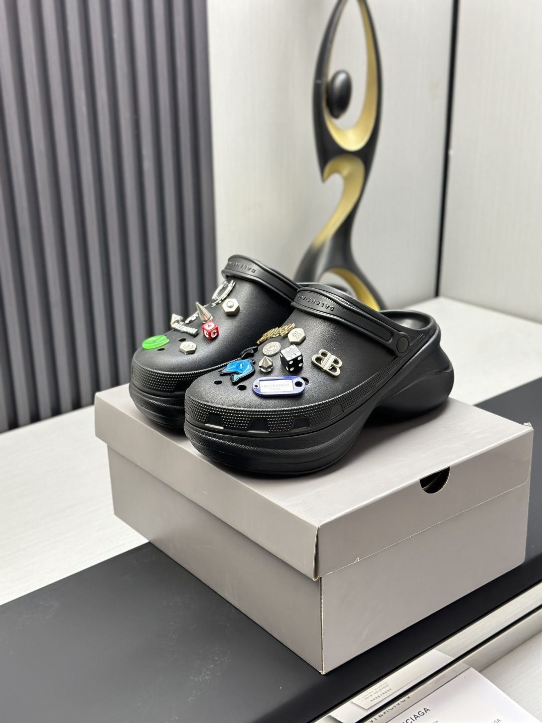 NO:279778,Factory direct sales Balenciaga×Crocs Cute and cute style, Balenciaga summer hole shoes, original shoes purchased and developed, 11 cm thick sole, silver metal decoration and gravure BBBalenciaga brand logo, round nail engraved BB logo, full set of accessories and packaging, official correct version original grade, original version consistent details. Size 35 36 37 38 39 40 41 42 43 44 45,,balenciaga,balenciaga19860909工厂直销Balenciaga×Crocs 呆萌可爱款,巴黎世家夏季洞洞鞋,原鞋购入开发,11厘米厚底,鞋底银色金属装饰并凹印BBBalenciaga品牌标识,圆钉镌刻BB标识,全套配件及包装,官方正确版原装级,原版一致细节. 尺码35 36 37 38 39 40 41 42 43 44 45,,balenciaga,balenciaga,Men's shoes