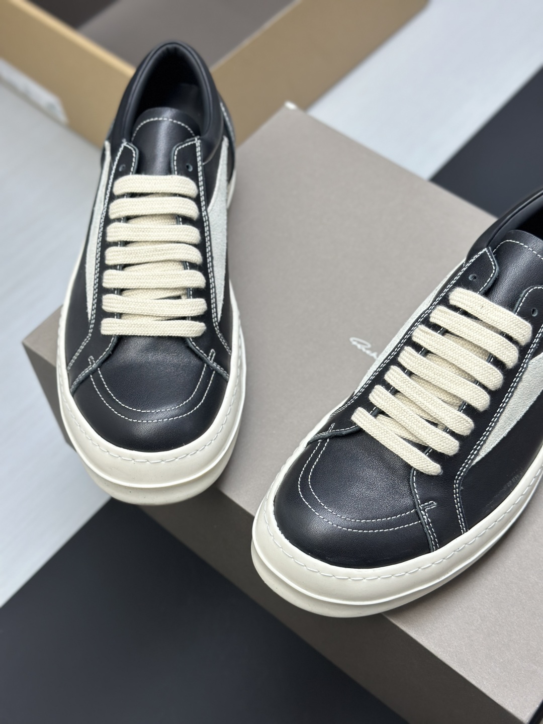工厂价¥320💰

东莞代购级(配全套飞机✈️盒）
高定 Ro“侵权鞋”Rickowens 麂皮黑色 年度“鞋王”

区分市面所有版本 纯手工打造纯原，非流水化作业的产物！

尊崇欧文斯的理念，每一只都是独一无二，有手工质感的味道！

奶香大底、进口小牛内里头层皮、1mm长绒翻毛皮logo、牛皮鞋垫、手工车线！

图片透露出的质感！ms是不会糊弄人的。

Size：#女35-40 #男39-44