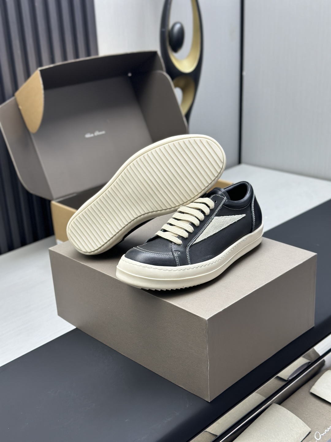 工厂价¥320💰

东莞代购级(配全套飞机✈️盒）
高定 Ro“侵权鞋”Rickowens 麂皮黑色 年度“鞋王”

区分市面所有版本 纯手工打造纯原，非流水化作业的产物！

尊崇欧文斯的理念，每一只都是独一无二，有手工质感的味道！

奶香大底、进口小牛内里头层皮、1mm长绒翻毛皮logo、牛皮鞋垫、手工车线！

图片透露出的质感！ms是不会糊弄人的。

Size：#女35-40 #男39-44
