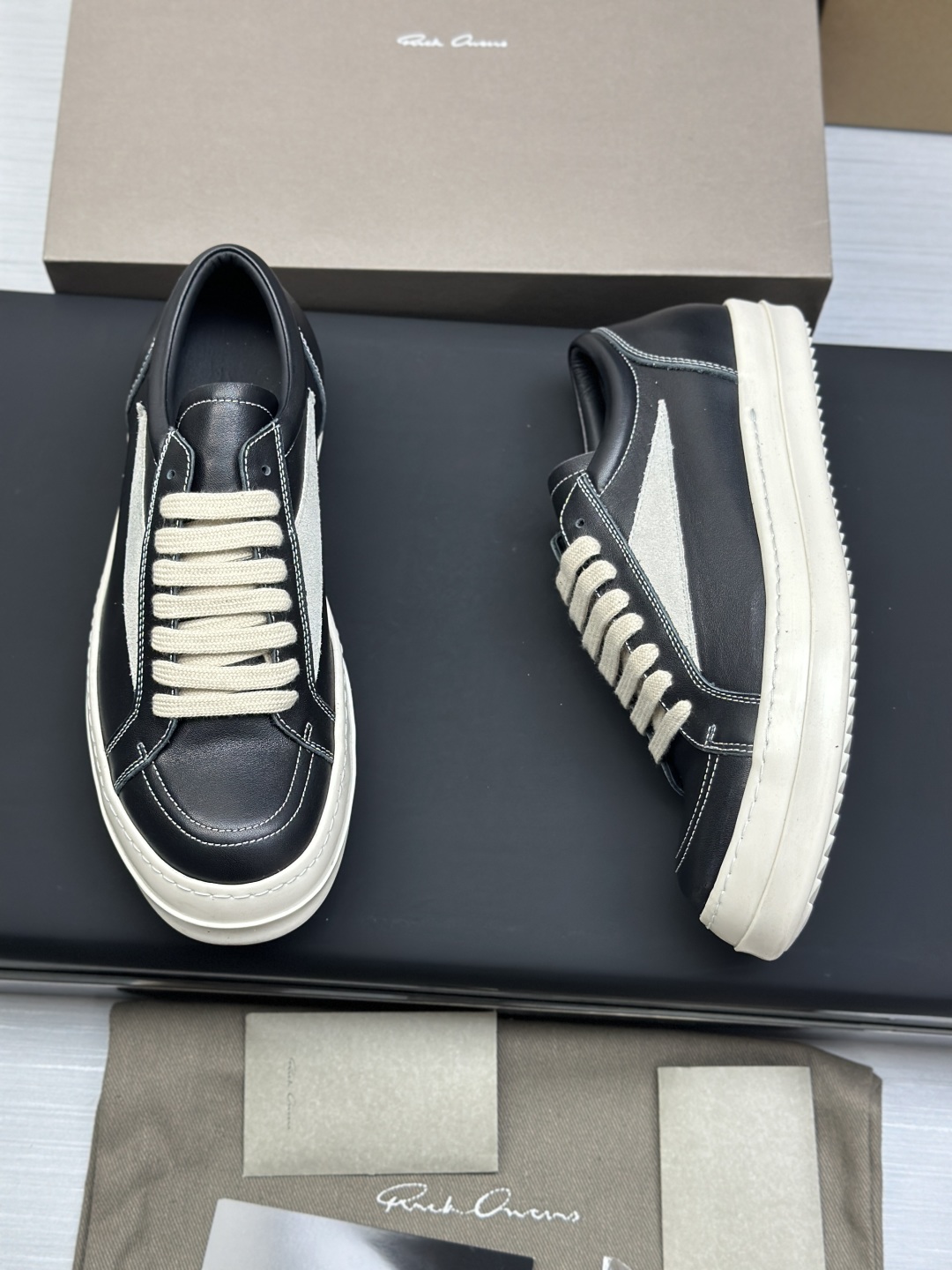 工厂价¥320💰

东莞代购级(配全套飞机✈️盒）
高定 Ro“侵权鞋”Rickowens 麂皮黑色 年度“鞋王”

区分市面所有版本 纯手工打造纯原，非流水化作业的产物！

尊崇欧文斯的理念，每一只都是独一无二，有手工质感的味道！

奶香大底、进口小牛内里头层皮、1mm长绒翻毛皮logo、牛皮鞋垫、手工车线！

图片透露出的质感！ms是不会糊弄人的。

Size：#女35-40 #男39-44