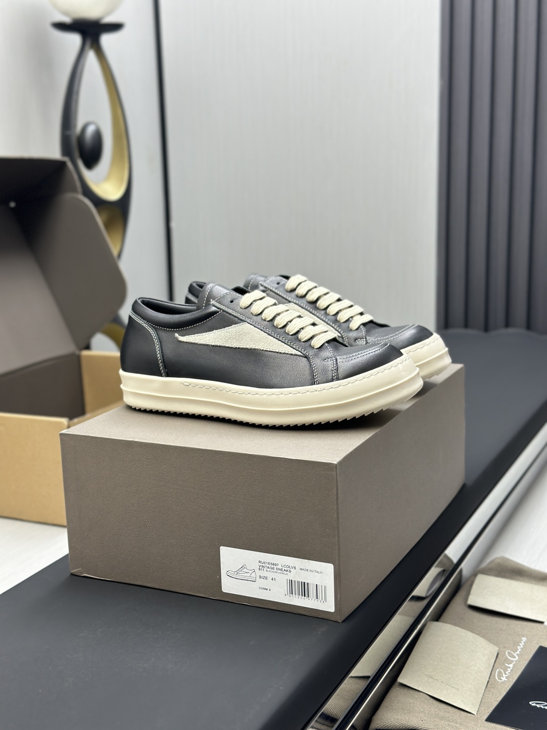 工厂价¥320💰

东莞代购级(配全套飞机✈️盒）
高定 Ro“侵权鞋”Rickowens 麂皮黑色 年度“鞋王”

区分市面所有版本 纯手工打造纯原，非流水化作业的产物！

尊崇欧文斯的理念，每一只都是独一无二，有手工质感的味道！

奶香大底、进口小牛内里头层皮、1mm长绒翻毛皮logo、牛皮鞋垫、手工车线！

图片透露出的质感！ms是不会糊弄人的。

Size：#女35-40 #男39-44