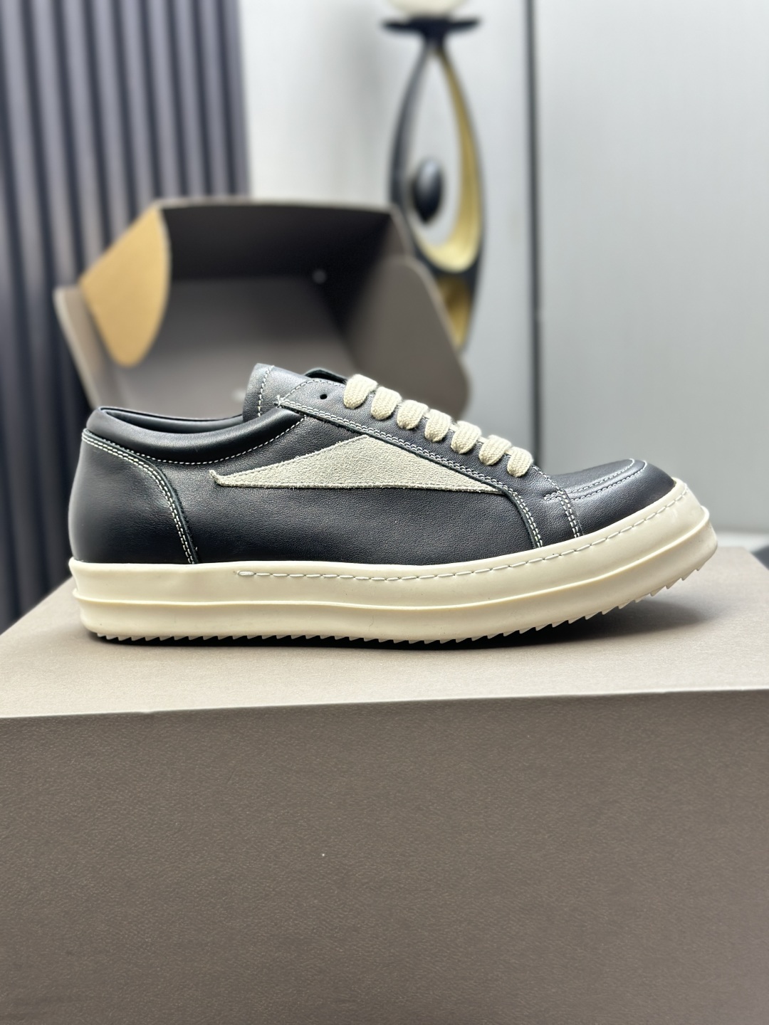 工厂价¥320💰

东莞代购级(配全套飞机✈️盒）
高定 Ro“侵权鞋”Rickowens 麂皮黑色 年度“鞋王”

区分市面所有版本 纯手工打造纯原，非流水化作业的产物！

尊崇欧文斯的理念，每一只都是独一无二，有手工质感的味道！

奶香大底、进口小牛内里头层皮、1mm长绒翻毛皮logo、牛皮鞋垫、手工车线！

图片透露出的质感！ms是不会糊弄人的。

Size：#女35-40 #男39-44