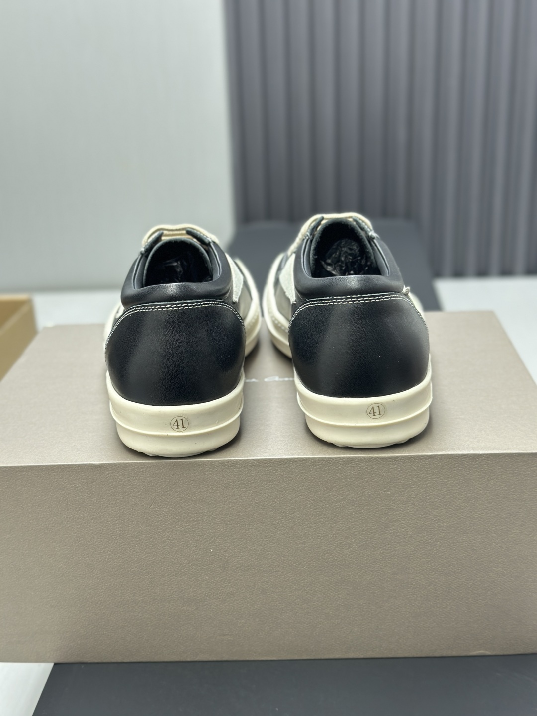 工厂价¥320💰

东莞代购级(配全套飞机✈️盒）
高定 Ro“侵权鞋”Rickowens 麂皮黑色 年度“鞋王”

区分市面所有版本 纯手工打造纯原，非流水化作业的产物！

尊崇欧文斯的理念，每一只都是独一无二，有手工质感的味道！

奶香大底、进口小牛内里头层皮、1mm长绒翻毛皮logo、牛皮鞋垫、手工车线！

图片透露出的质感！ms是不会糊弄人的。

Size：#女35-40 #男39-44
