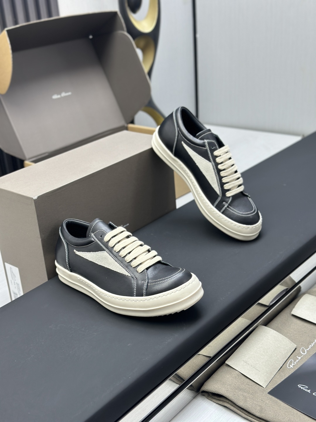 工厂价¥320💰

东莞代购级(配全套飞机✈️盒）
高定 Ro“侵权鞋”Rickowens 麂皮黑色 年度“鞋王”

区分市面所有版本 纯手工打造纯原，非流水化作业的产物！

尊崇欧文斯的理念，每一只都是独一无二，有手工质感的味道！

奶香大底、进口小牛内里头层皮、1mm长绒翻毛皮logo、牛皮鞋垫、手工车线！

图片透露出的质感！ms是不会糊弄人的。

Size：#女35-40 #男39-44