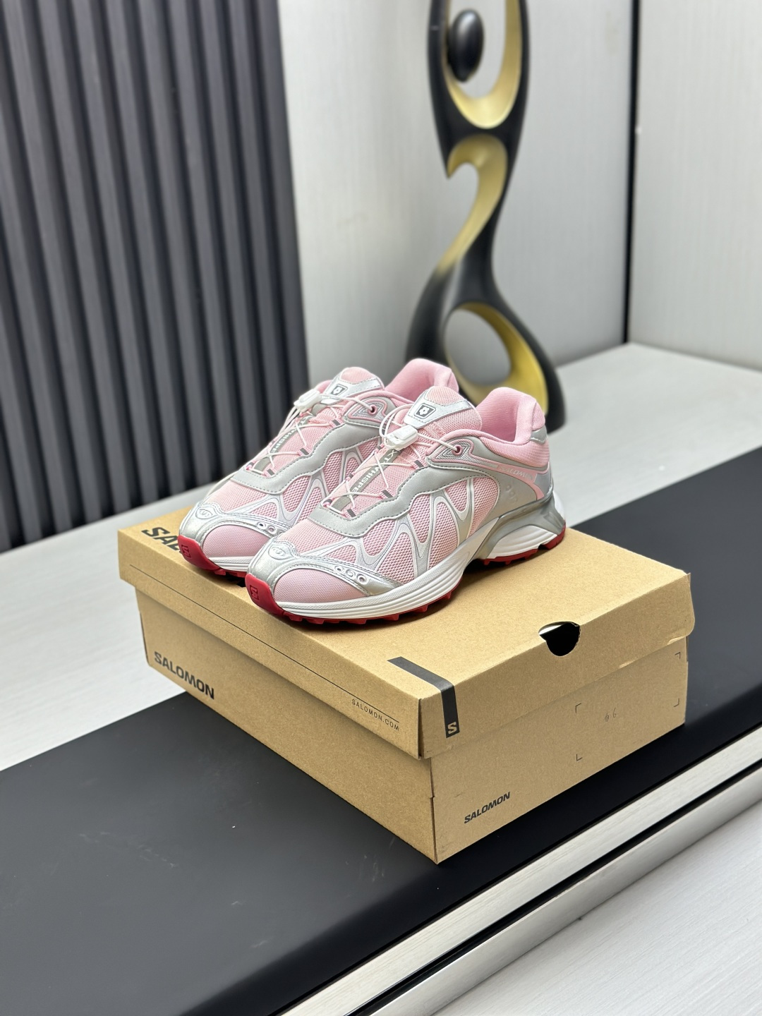 NO:346079,Real price SALOMON XT WHISER SALOMON Outdoor Casual New interpretation focuses on its aerodynamic appearance, with the iconic white and cream color bringing urban style. The other pair is made of pure black to highlight the textured details. The iconic sneakers are refined into a new urban classic, bringing a quiet atmosphere to SALOMON. The original imported cowhide + breathable mesh. The inner lining is original imported breathable mesh. The sole is original open molded anti-slip rubber outsole. The bottom thickness is 4CM Size35-40,,sneakers,cowhide19860909实价 SALOMON XT WHISER 萨洛蒙户外 休闲 全新演绎的专注于其空气动力学的外观上,标志性白色与奶油色带来都市风格. 另一双则以纯粹的黑色打造,突出富质感的细节,标志性运动鞋被提炼为新的都市经典 为 SALOMON带来静谧气息 面料原版进口牛皮＋透气网面 内里原版进口透气网里 鞋底原版开模防滑橡胶大底 底厚4CM Size35-40,,sneakers,cowhide,Men's shoes