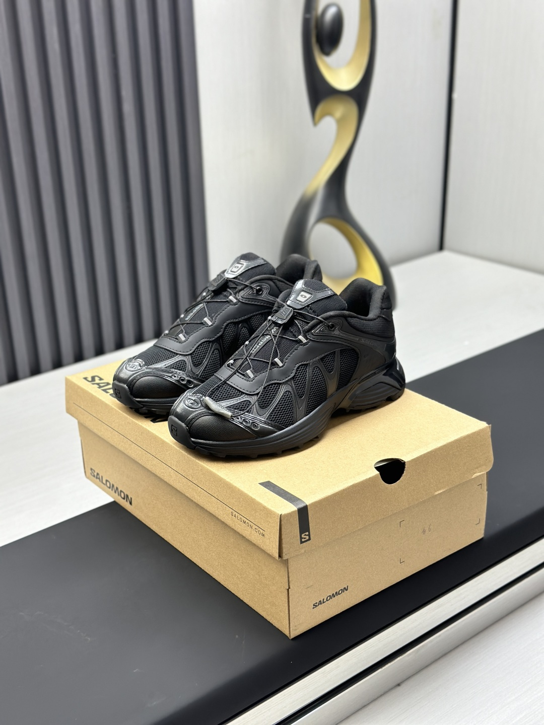 NO:346098,Real price SALOMON XT WHISER SALOMON Outdoor Casual New interpretation focuses on its aerodynamic appearance, with the iconic white and cream color bringing urban style. The other pair is made of pure black to highlight the textured details. The iconic sneakers are refined into a new urban classic, bringing a quiet atmosphere to SALOMON. The original imported cowhide + breathable mesh. The inner lining is original imported breathable mesh. The sole is original open molded anti-slip rubber outsole. The bottom thickness is 4CM Size35-45,,sneakers,cowhide19860909实价 SALOMON XT WHISER 萨洛蒙户外 休闲 全新演绎的专注于其空气动力学的外观上,标志性白色与奶油色带来都市风格. 另一双则以纯粹的黑色打造,突出富质感的细节,标志性运动鞋被提炼为新的都市经典 为 SALOMON带来静谧气息 面料原版进口牛皮＋透气网面 内里原版进口透气网里 鞋底原版开模防滑橡胶大底 底厚4CM Size35-45,,sneakers,cowhide,Men's shoes