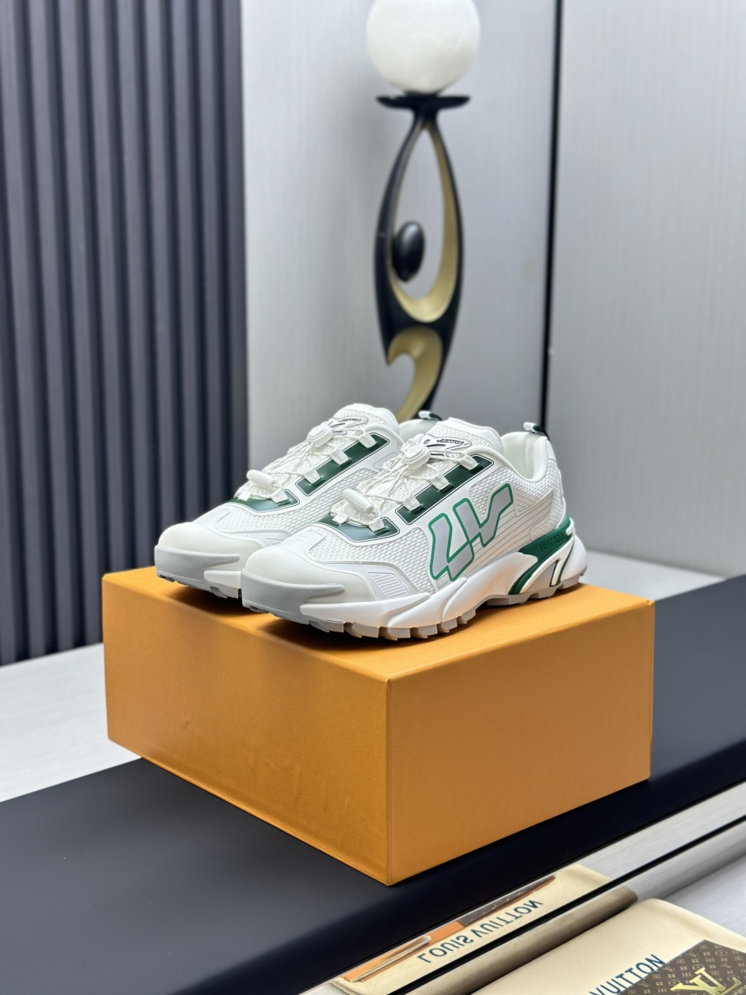 NO:345467,Factory direct sales top version LV-Louis Vuitton-Classic catwalk new model Original 11 development replica!  !  Very comfortable to put on the foot, luxurious materials, fine workmanship, midsole printed with English letters made in Europe, the upper is spliced ​​by calfskin imported from Italy, the side is decorated with brand LOGO logo and signature, the latest latex foot pad inner lining, the foot feels super comfortable. Original special supply of original two-color TPU combination sole. Packing process Goodyear stitching and locking edge Fabric: exclusive custom top layer cowhide Accessories: Exclusive private mold Vuitton logo, inner lining: Customized silky mesh - top layer silk cowhide inner lining Outsole: TPU combination sole wear-resistant, non-slip, yellow foot pad: new latex pad - mesh sweat-absorbing counter technology: full computer needle car pull wire toe back cover hot and cold set Full set of pull-up sleeve mid-low logo pattern Counter packaging - shoelace certificate card instruction manual Certificate of conformity Dust bag The most complete packaging of the entire network  Men's model 39-46 (46 customized without return and exchange!,,louis vuitton,louis vuitton,cowhide19860909工厂直销顶级版本 LV-路易威登-经典走秀新款 原版11开发复刻！！上脚非常舒适 奢侈用料,做工精细,中底印有欧洲制造英文字母 鞋面由意大利进口小牛皮拼接,侧边饰有品牌LOGO标志及签名,最新乳胶垫脚网布内里,脚感超舒适.原厂特供原版双色TPU组合大底.套包工艺 固特异缝合锁边 面料:独家定制头层牛皮 配件:独家私模Vuitton 标识, 内里:定制丝滑网里-头层丝绸牛皮内里 大底:TPU组合大底耐磨防滑防黄 垫脚:新款乳胶垫-网纱吸汗 专柜工艺:全电脑针车拉线 鞋头 后套 冷热定型 全套拉帮套楦中低logo花纹 专柜包装 -鞋带 证书 卡片 说明书 合格证 防尘袋 全网最齐包装 男款39-46（46订做不退换！,,louis vuitton,louis vuitton,cowhide,Men's shoes