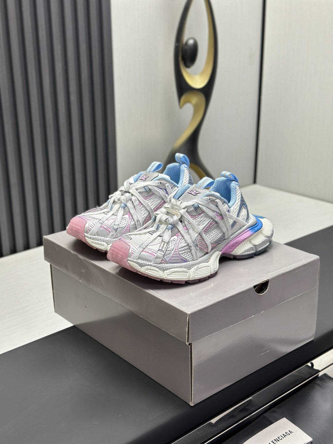 NO:816614,Directly sold from the factory, 3XL strap model Balenciaga Phantom Sneaker is officially synchronized. Balenciaga's new 3XL tenth generation trendy running shoes add a new design. While continuing the outdoor contours and complex upper structure of the Track Trainer, the new version adds a transparent strap component to the heel. Sizes 35 36 37 38 39 40 41 42 43 44 45  46, dad shoes, balenciaga, balenciaga, tom ford19860909工厂直销,3XL绑带款 Balenciaga Phantom Sneaker 官方同步 巴黎世家全新3XL十代潮流跑鞋 增加全新设计 在延续 Track Trainer 户外轮廓和复杂鞋面结构的同时,新版本在后跟位置增加了透明带的部件 尺码35 36 37 38 39 40 41 42 43 44 45 46,老爹鞋,balenciaga,balenciaga,tom ford,Women's Shoes