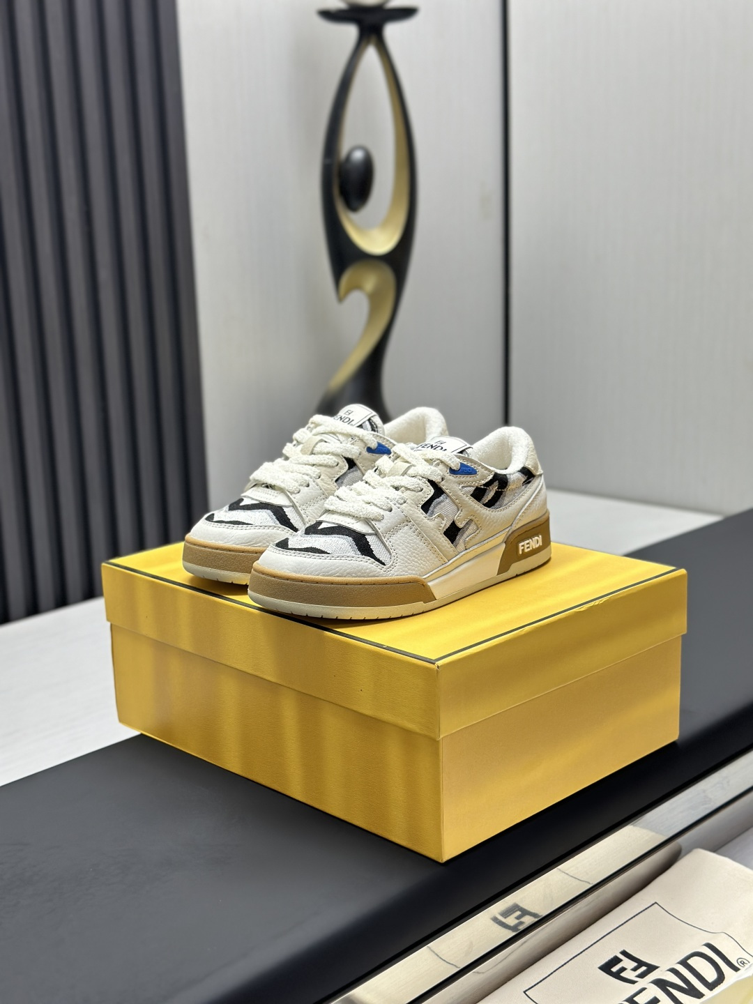 NO:349664,Real price Top version) FENDI Early Spring Show Capsule Series Cecilia Cheung, Jane Zhang, He Sui, Guli Nazha, Tang Yixin, Song Zuer, Weiya Many celebrities endorsed by FENDI Match sneakers, thoughts are rippling, let the sun shine, interpret diverse outfits, and disassemble the original one-to-one development FENDI MATCH compact design sneakers, tongue with retro label, side with ff pattern stitching, Fendi embossed soles, white suede and leather material, decorated with the same color terry wool and shoelaces. Rubber-covered soles with beige shock absorbing material. Women's 35-40 Men's 39-45,,fendi,sneakers,chamois leather19860909实价 顶级版） FENDI 初春走秀款胶囊系列 张柏芝 张靓颖 何穗 古力娜扎 唐艺昕 宋祖儿 薇娅 众多明星代言搭配FENDI Match运动鞋,思绪滉漾 任阳光倾泻 演绎多元穿搭 拆原版一比一开发 FENDI MATCH紧凑设计运动鞋, 鞋舌带复古标签,侧面饰有ff图案缝线,鞋底Fendi字样压纹.白色麂皮和皮革材质.饰有同色系毛圈鞋口和鞋带.带米色减震材质的橡胶包覆鞋底. 女款35-40男款39-45,,fendi,sneakers,chamois leather,Men's shoes